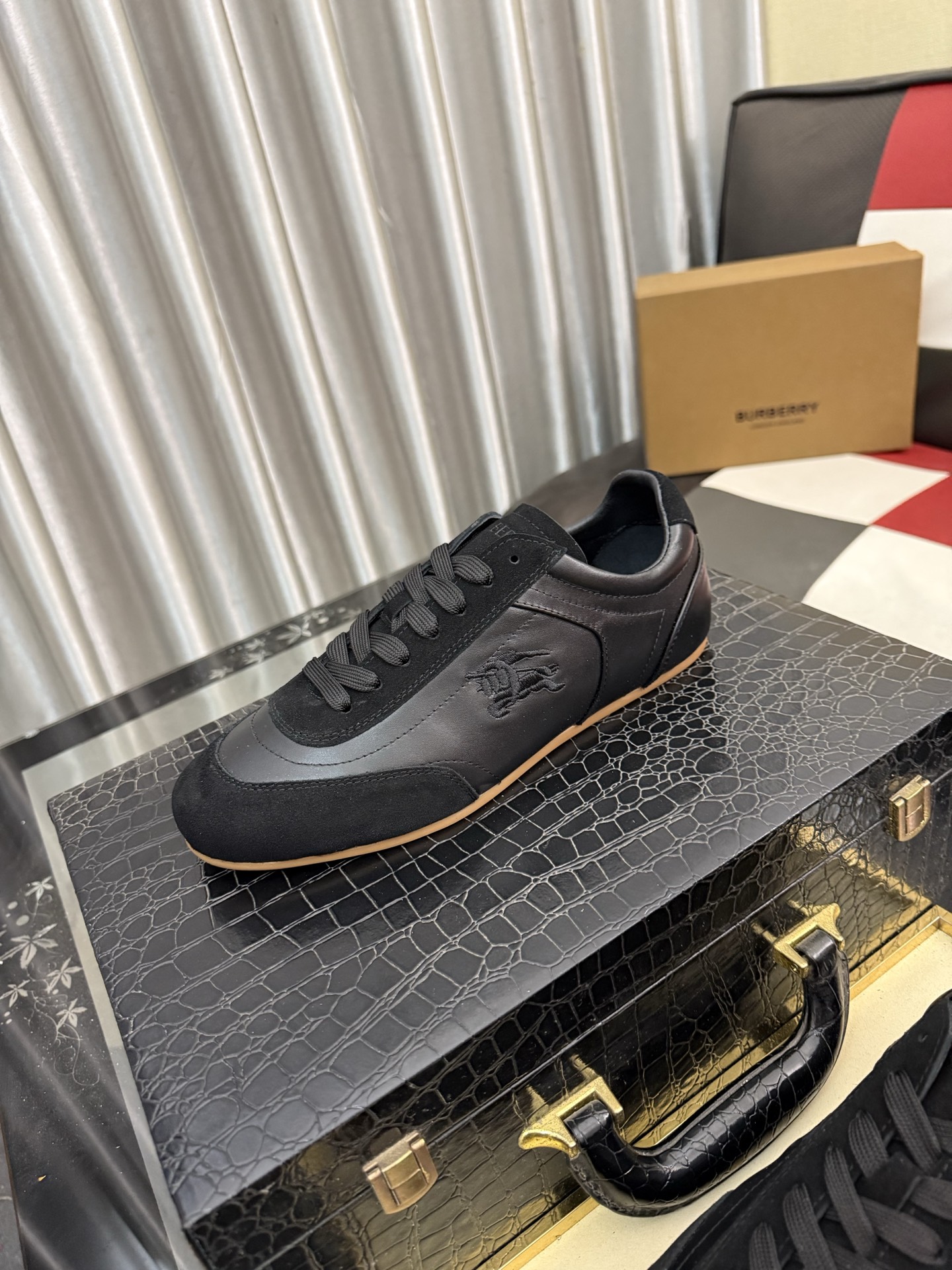 NO:955790,'Burberry' men's fashionable casual shoes, high-quality uppers made of imported Italian cowhide stitching printed fabrics, breathable lining + pigskin feet, fine workmanship, high-end atmosphere, fashionable model shape. Rubber wear-resistant outsole. Sizes 38-444 colors available, burberry, cowhide19860909《巴宝莉》男士时尚潮流休闲鞋,高品质鞋面采用进口意大利牛皮拼接印花面料,透气内里+猪皮垫脚,做工精细,高端大气,有时尚典范造型.橡胶耐磨大底.码数38-444色可选,,burberry,cowhide,Men's shoes