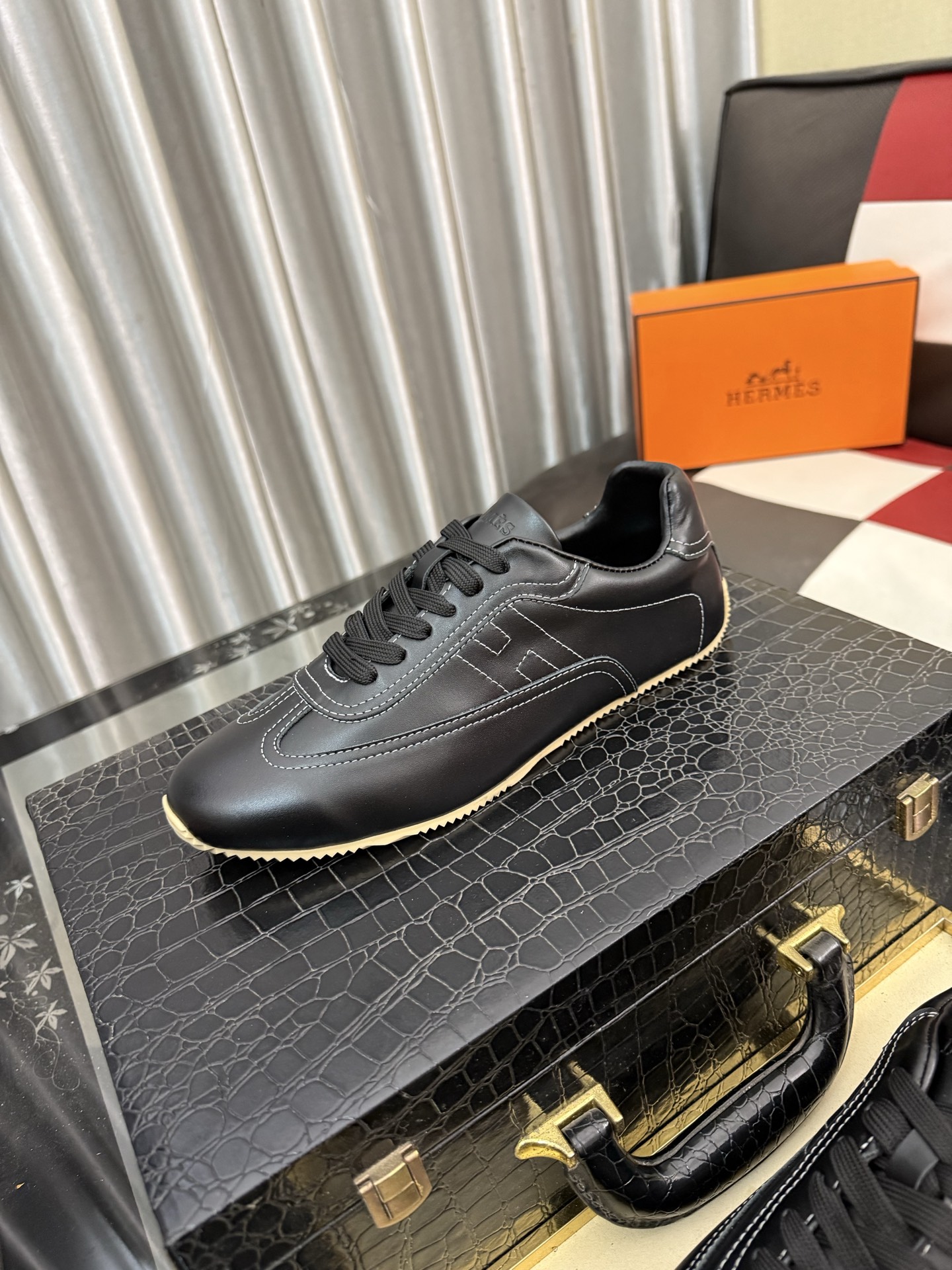 NO:955798,HERME* Hermès high-end men's fashionable casual sports shoes, made with precision and custom-made imported fly woven fabrics, laminated design upper lines with distinct layers, cowhide lining foot pads, lightweight rubber outsole. Light luxury style, retro comfortable round toe, breathable upper without stuffiness, simple and elegant, comfortable and trendy on the feet, 38-444 colors available, hermes, hermes, sneakers, cowhide19860909HERME*爱马仕高端男士时尚休闲运动鞋,精工打造,定制进口飞织制作,叠层设计鞋面线条感层次分明,牛皮内里脚垫,轻质橡胶大底.轻奢风格,复古的舒适圆头,鞋面透气不闷脚,简约大气,上脚舒适富有潮流感38-444色可选,,hermes,hermes,sneakers,cowhide,Men's shoes