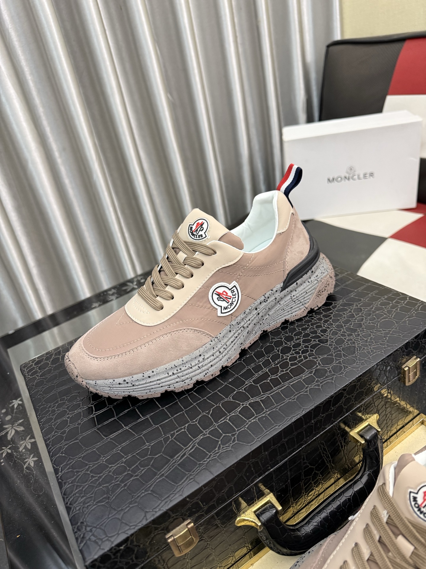 NO:955806,Moncler muzzle for men in winter, imported breathable mesh, neoprene, made of various materials, the upper is designed with shoelaces and rubber inserts, and the Moncler logo on the heel. The outsole is made of TPU + rubber + high elastic rubber foam combination, which has high elasticity and high wear resistance, improving comfort. Whether it is the upper or the color design, it is worth buying!  Size38-46,,Moncler19860909Moncler蒙口 男士冬季,进口透气网面、氯丁橡胶 各种材质拼接打造,鞋面采用鞋带和橡胶嵌件设计,后跟Moncler标志,大底采用TPU+橡胶+高弹橡胶发泡组合成型,具有高弹性高耐磨性,提高舒适性,无论是鞋面还是颜色设计都值得入手！ Size38-46,,Moncler,Men's shoes