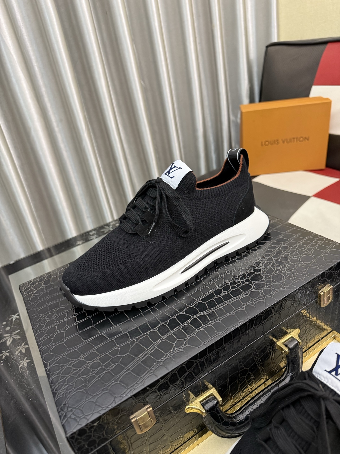 NO:955814,'LOUI* VUITTO*' is the latest popular men's casual shoe. This model is made of the original breathable fly-woven fabric. It is super shiny in real life, fashionable and versatile. The toe last shape is firm and full, and the sole is made from the original LV mold and can be put in and out at will. It is light and comfortable for the foot. It is purely handmade, and the details determine the quality!  Size: 38-444 colors available, louis vuitton, louis vuitton19860909《LOUI* VUITTO*》最新爆款男士休闲鞋 此款由原版透气飞织布 实物超闪 时尚百搭 鞋头楦型挺而饱满,鞋底LV原厂开模随意进出 上脚轻便舒适~纯手工制作,细节决定品质！Size:38-444色可选,,louis vuitton,louis vuitton,Men's shoes