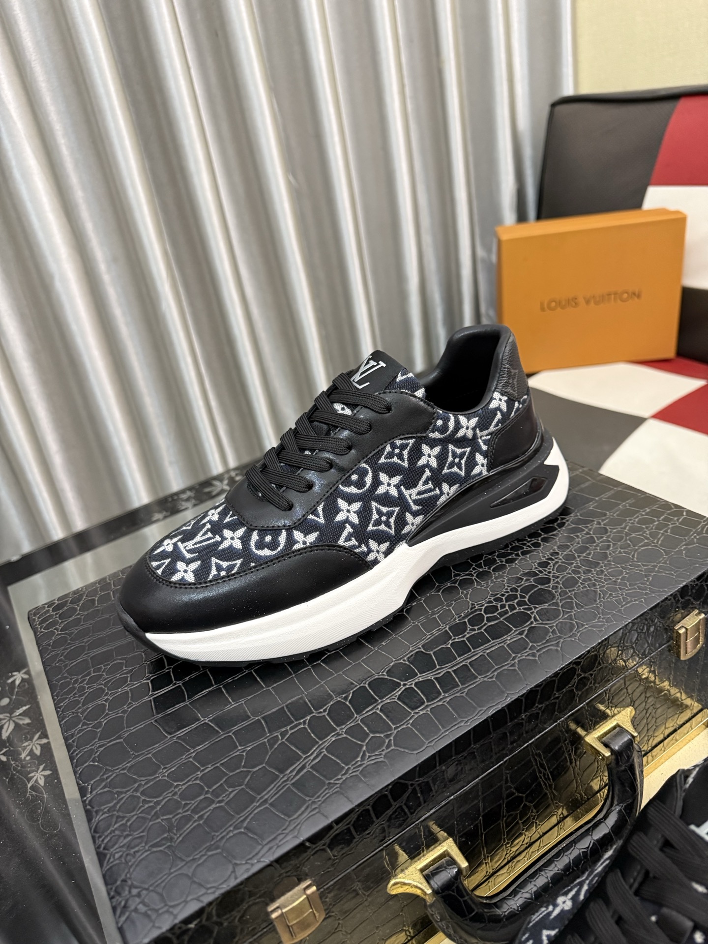 NO:956144,[LOUIS VUITTON] The same style of men's high-top casual shoes from the Louis Vuitton* official website, the same style as popular celebrities ~ best-selling at home and abroad. Lv focuses on the checkerboard series... Imported first-layer cowhide with special fabrics, full sheepskin lining, brand-specific hollow outsole, sizes 38-444 colors available, louis vuitton, louis vuitton, louis vuitton, cowhide, sheepskin19860909【LOUIS VUITTON】路易威登*官网同款男士高帮休闲鞋人气明星大咖同款～热销海内外 Lv着力大作棋盘格系列……进口头层牛皮搭配专用面料全绵羊皮里品牌专用镂空大底码数38-444色可选,,louis vuitton,louis vuitton,louis vuitton,cowhide,sheepskin,Men's shoes