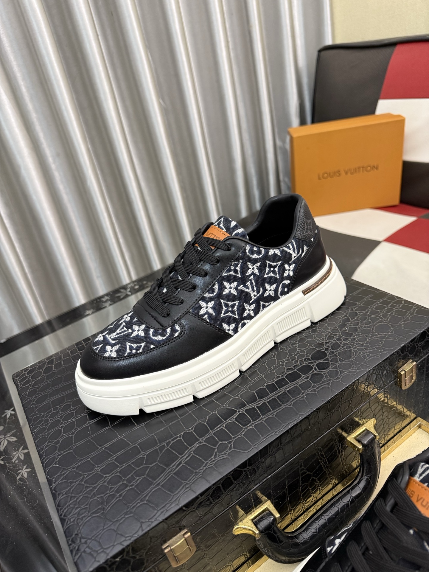 NO:956151,[LOUIS VUITTON] The same style of men's high-top casual shoes from the Louis Vuitton* official website, the same style as popular celebrities ~ best-selling at home and abroad. Lv focuses on the checkerboard series... Imported first-layer cowhide with special fabrics, full sheepskin lining, brand-specific hollow outsole, sizes 38-443 colors available, louis vuitton, louis vuitton, louis vuitton, cowhide, sheepskin19860909【LOUIS VUITTON】路易威登*官网同款男士高帮休闲鞋人气明星大咖同款～热销海内外 Lv着力大作棋盘格系列……进口头层牛皮搭配专用面料全绵羊皮里品牌专用镂空大底码数38-443色可选,,louis vuitton,louis vuitton,louis vuitton,cowhide,sheepskin,Men's shoes