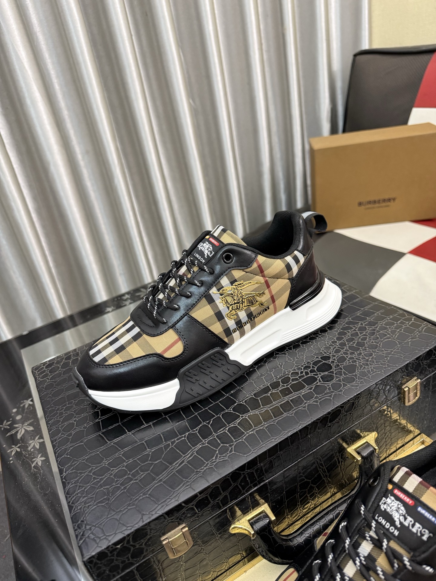 NO:956163,'Burberry' men's fashionable casual shoes, high-quality uppers made of imported Italian cowhide stitching printed fabrics, breathable lining + pigskin feet, fine workmanship, high-end atmosphere, fashionable model shape. Rubber wear-resistant outsole. Sizes 38-442 colors available, burberry, cowhide19860909《巴宝莉》男士时尚潮流休闲鞋,高品质鞋面采用进口意大利牛皮拼接印花面料,透气内里+猪皮垫脚,做工精细,高端大气,有时尚典范造型.橡胶耐磨大底.码数38-442色可选,,burberry,cowhide,Men's shoes