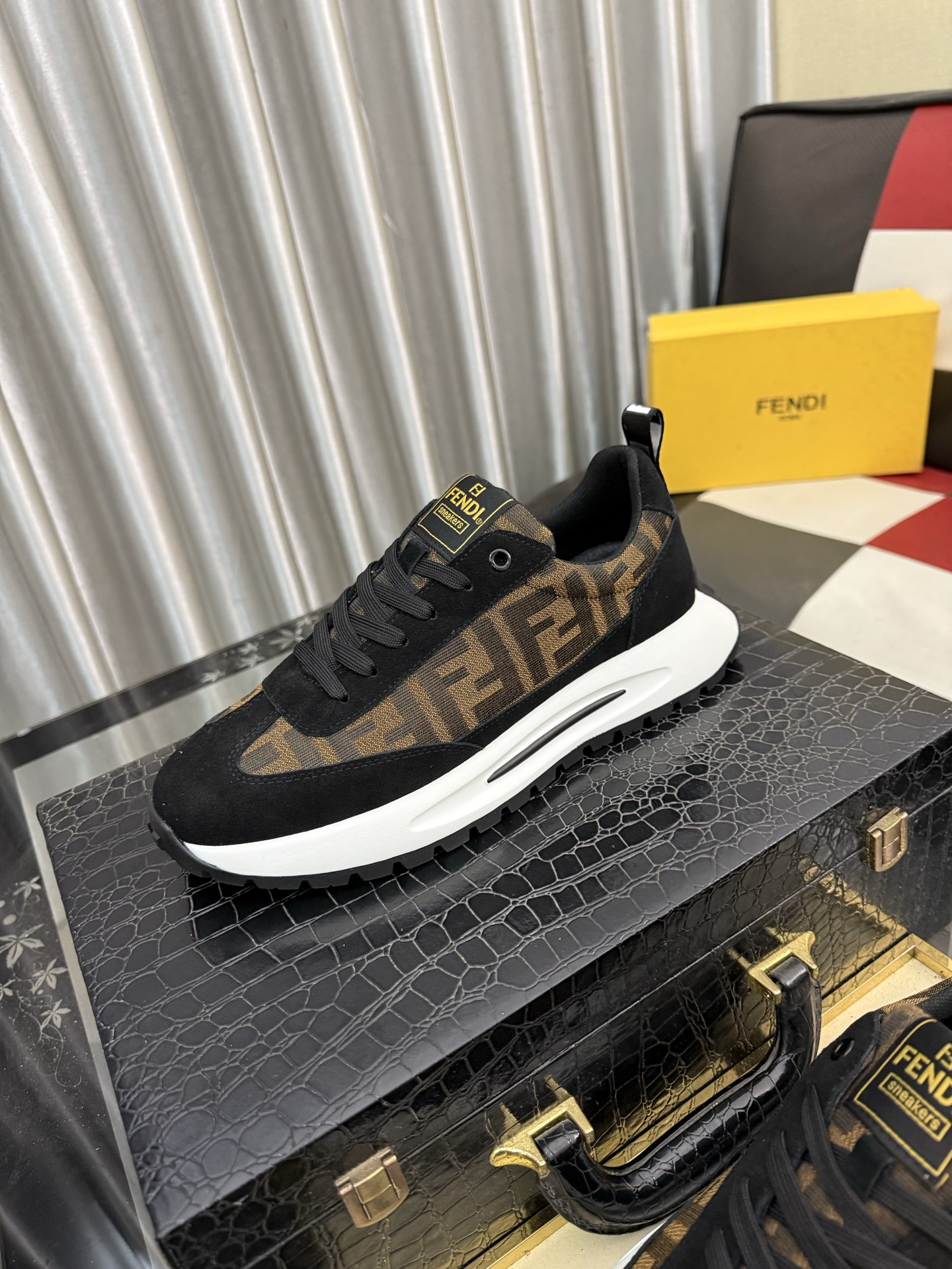 NO:956530,【Fendi】Fendi's latest casual shoes for men!  Available at counters simultaneously!  A one-to-one replica of the original. Made entirely of imported first-layer calfskin, with first-layer water-dyed cowhide inside. The original factory provides a rubber outsole. Leading a new fashion concept. Available in 38-443 colors, fendi, fendi, cowhide19860909【Fendi】芬迪 男士最新款休闲鞋！专柜同步上市！原版一比一复刻.全进口头层小牛皮制面,内里采用头层水染牛皮,原版原厂特供橡胶大底.引领时尚新概念.配码38-443色可选,,fendi,fendi,cowhide,Men's shoes
