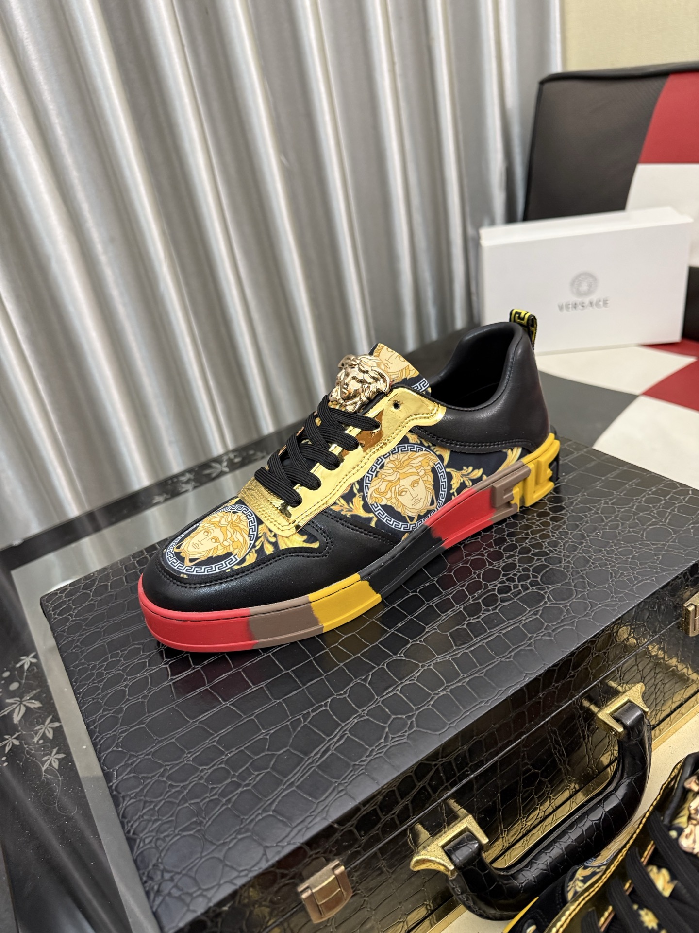 NO:956461,'Versace' men's new latest popular casual shoes, top brand [seduce] luxury [strong] upper is made of imported brand printed fabric + cowhide, breathable lining + pigskin feet () fine workmanship. Personalized fashionable wear-resistant non-slip outsole, light and comfortable on the foot, better looking in kind, 38-442 colors available, versace, cowhide19860909《范思哲》 男士新款最新爆款休闲鞋,顶端品牌[勾引]奢侈[强]鞋面選用进口品牌印花面料+牛皮,透气内里+猪皮垫脚（）精细做工.个性时尚耐磨防滑大底,上脚轻巧舒适,實物更好看,38-442色可选,,versace,cowhide,Men's shoes
