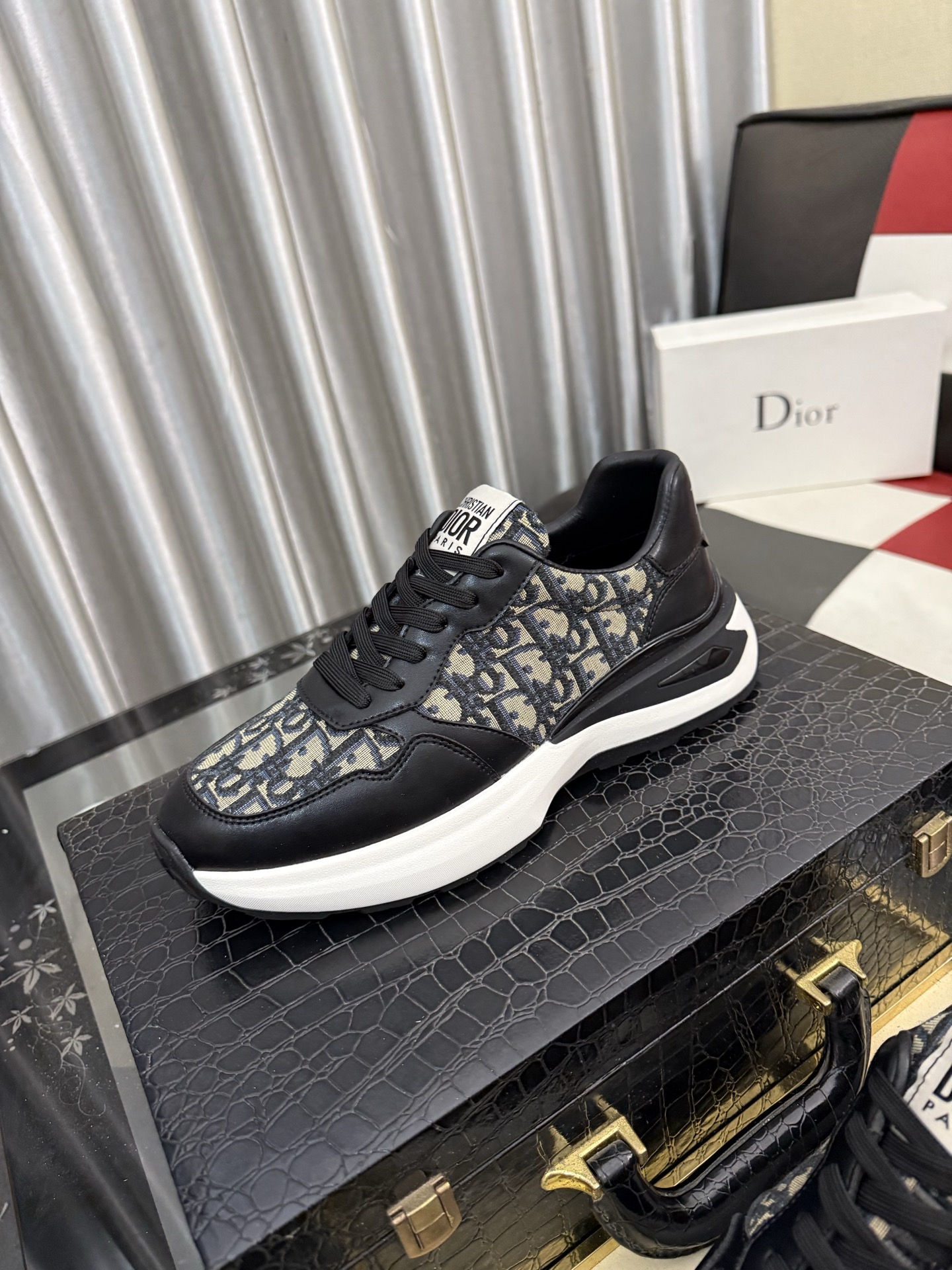 NO:956480,[Dior] Dior casual shoes are shipped, made of imported cowhide with brand material font, high-grade cowhide on the heel, sheepskin lining, comfortable to wear, lightweight, original last mold, official website 11, private mold outsole, code number 38 to 444 colors available, dior, dior, cowhide, sheepskin19860909【Dior】迪奥休闲鞋出货,采用进口牛皮压搭配品牌料字体,后跟牛皮显凸出高档,羊皮内裡,穿着舒适,轻便,原版楦头开模,官网11,私模大底,码数38一444色可选,,dior,dior,cowhide,sheepskin,Men's shoes