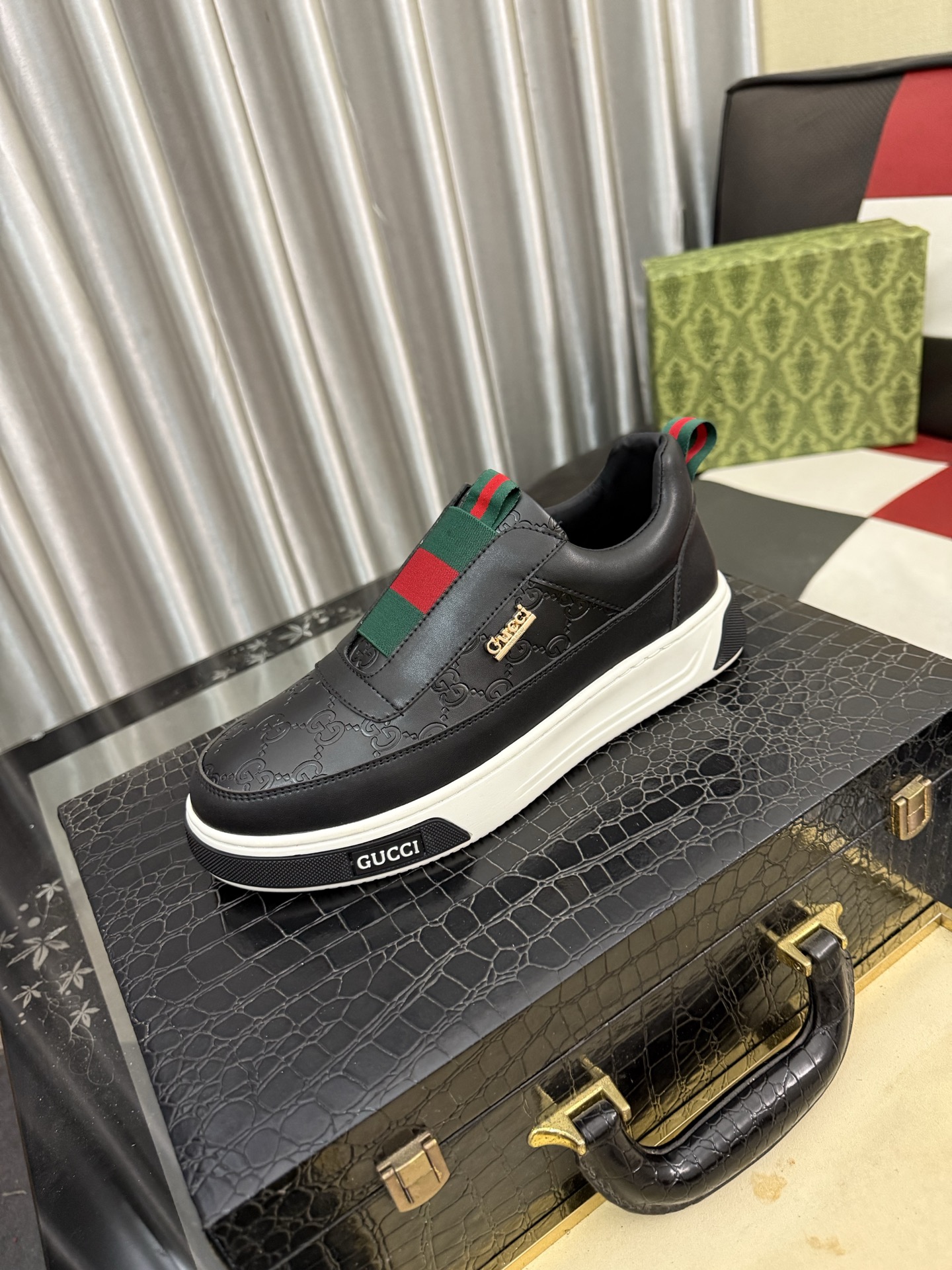 NO:956860,[GUCCI] Gucci men's casual shoes are absolutely popular and the ultimate matching item for trendy men!  The charm of super texture is irresistible, the main recommendation, the flower leather color is bright!  The upper is made of high-quality cowhide + brand printed fabric, sheepskin feet, wear-resistant rubber sole, noble and elegant!  Extremely comfortable, you can be as handsome as you want. 38-442 colors available, gucci, cowhide, sheepskin19860909【GUCCI】古奇男鞋休闲鞋绝对火爆潮男的极致搭配单品！超质感魅力挡不住,主推款,花皮色彩亮丽！鞋面选用优质牛皮+品牌印花面料,羊皮垫脚, 耐磨橡胶底,高贵典雅！舒适度爆棚想怎么帅就怎么帅 38-442色可选,,gucci,cowhide,sheepskin,Men's shoes