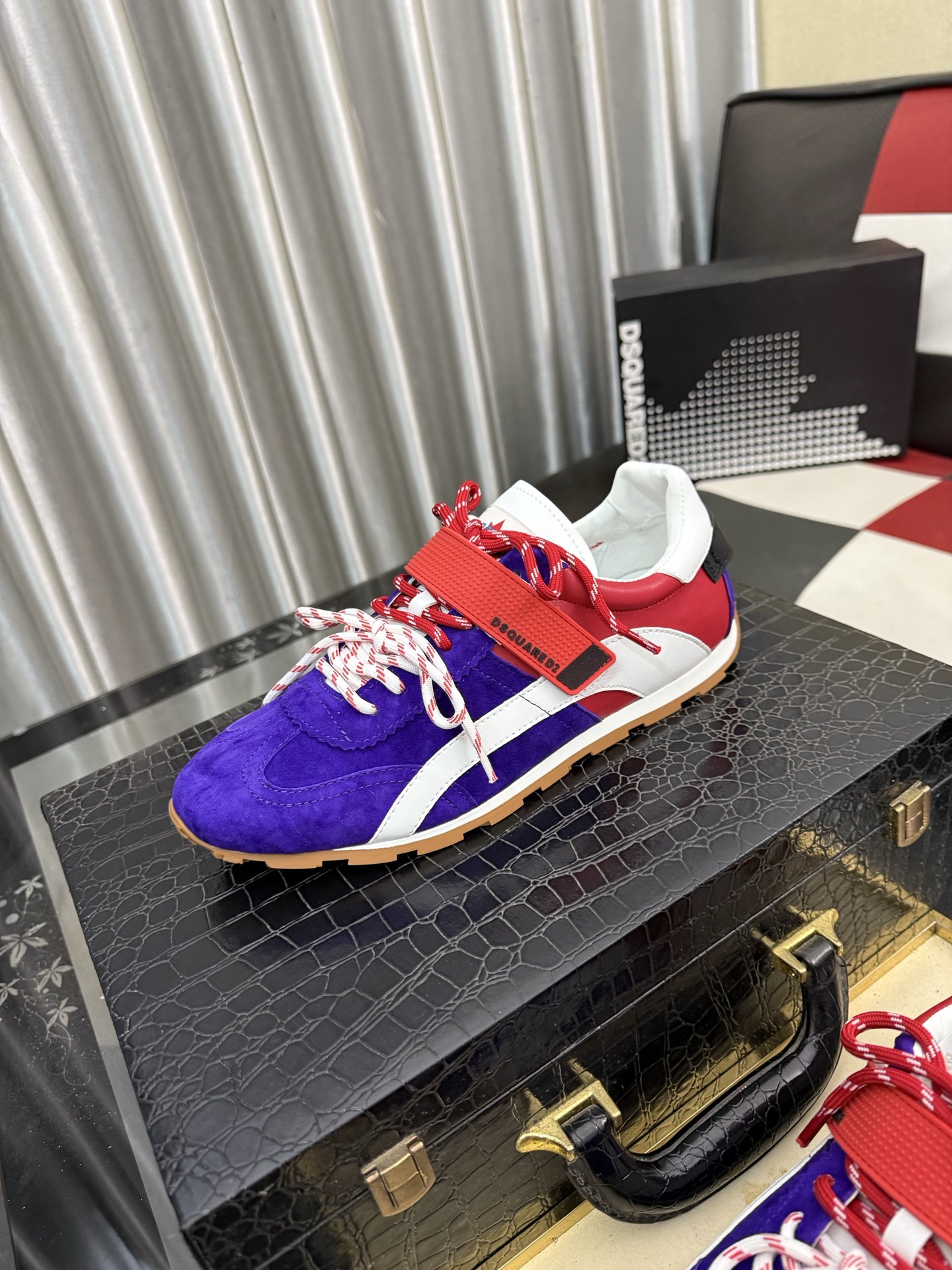NO:956789,D2's new top-notch casual shoes for street men are coming and are available at counters simultaneously. Original factory configuration, original woven material imported from Italy, soles specially supplied by the original factory, original soles super comfortable, original factory follow-up goods, code number 38-46,19860909D2新款顶级代购炸街男神休闲鞋新品来袭专柜同步发售原厂配置,意大利进口原版编织材质 鞋底原厂特供原版底超级舒适,原厂跟单货 码数 38-46,,Men's shoes
