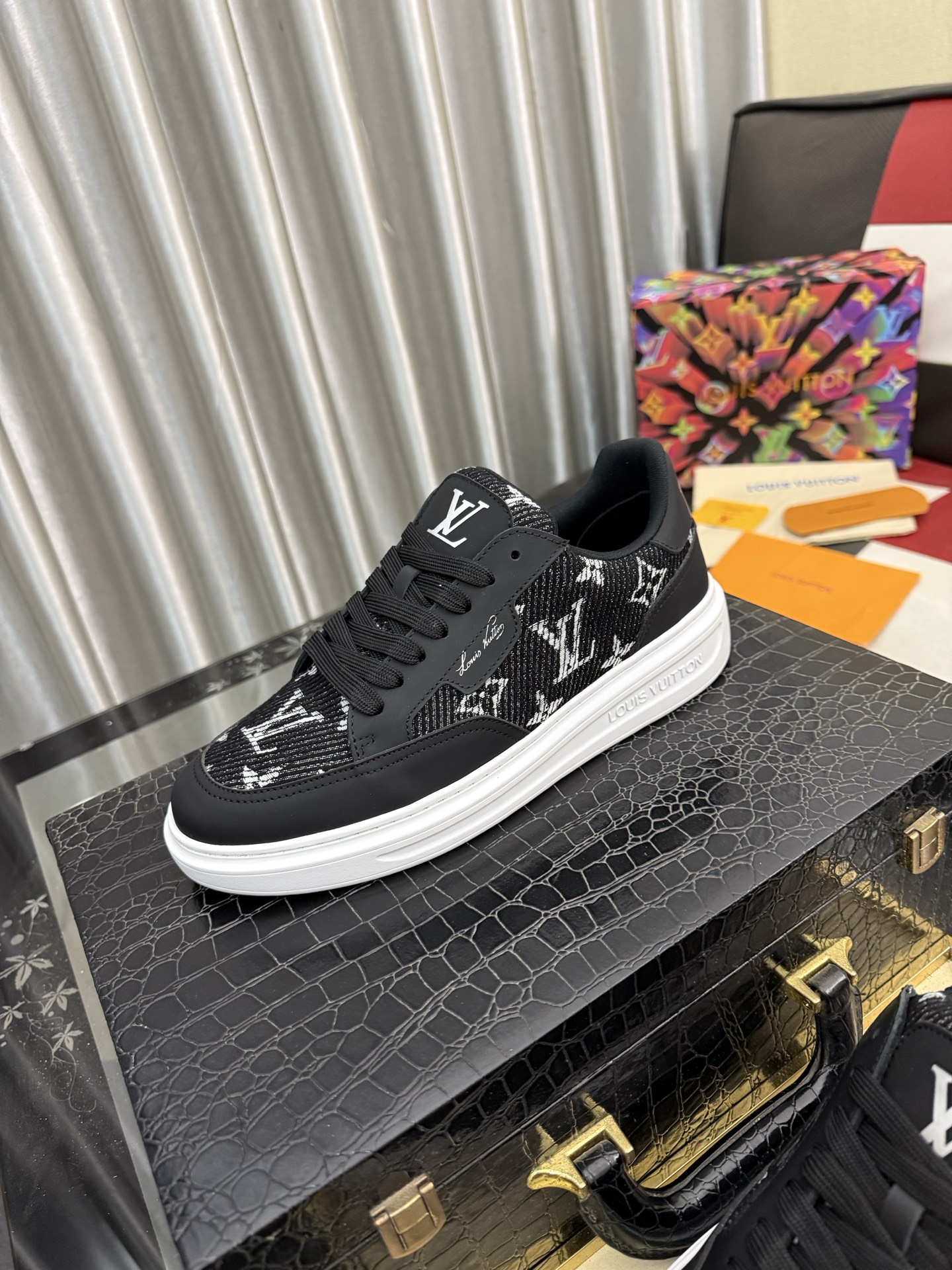 NO:956798,LV Louis Vuitton. The latest trendy shoes and casual shoes are popular in physical stores. New spring and summer comfortable imported custom original cowhide, unique jacquard fabric element design. With sheepskin lining, LV original bottom, [sun] [sun] high-end packaging, high-quality details determine quality, size 38-442 colors available,, louis vuitton, louis vuitton, cowhide, sheepskin19860909LV 路易威登.最新潮鞋休闲鞋实体店爆款.新品春夏季舒适进口定制原版牛皮,独特提花面料元素设计.搭配羊皮内里,Lv原版底,[太阳][太阳]高端包装高品质细节决定品质、码数38-442色可选,,louis vuitton,louis vuitton,cowhide,sheepskin,Men's shoes