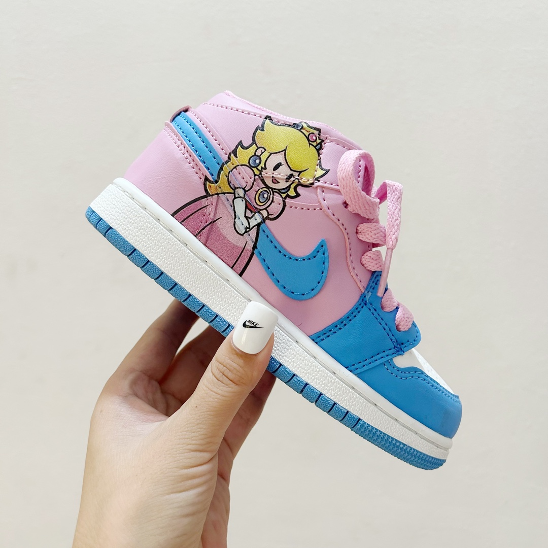 📍碧奇公主 👟 AJ1乔一超级玛丽联名中帮魔术贴童鞋，给孩子们的梦想平添一丝魔法✨ 这款鞋子融合了经典的AJ1乔一设计元素和超级玛丽爱好者的心愿，时尚与童真完美结合。魔术贴设计，能让孩子们更自如地穿脱鞋子，让他们在活跃的运动中更加自信和舒适。 无论是玩耍还是上学，这款 AJ1乔一超级玛丽联名中帮魔术贴童鞋都能成为孩子们的最佳伙伴。它不仅仅是一双鞋子，更是一种对梦想的陪伴，让孩子们在成长的道路上勇敢地踏出每一步。 #AJ1乔一超级玛丽联名中帮魔术贴童鞋 #童年的最佳伙伴 #潮流与童真的完美合作-选品中心