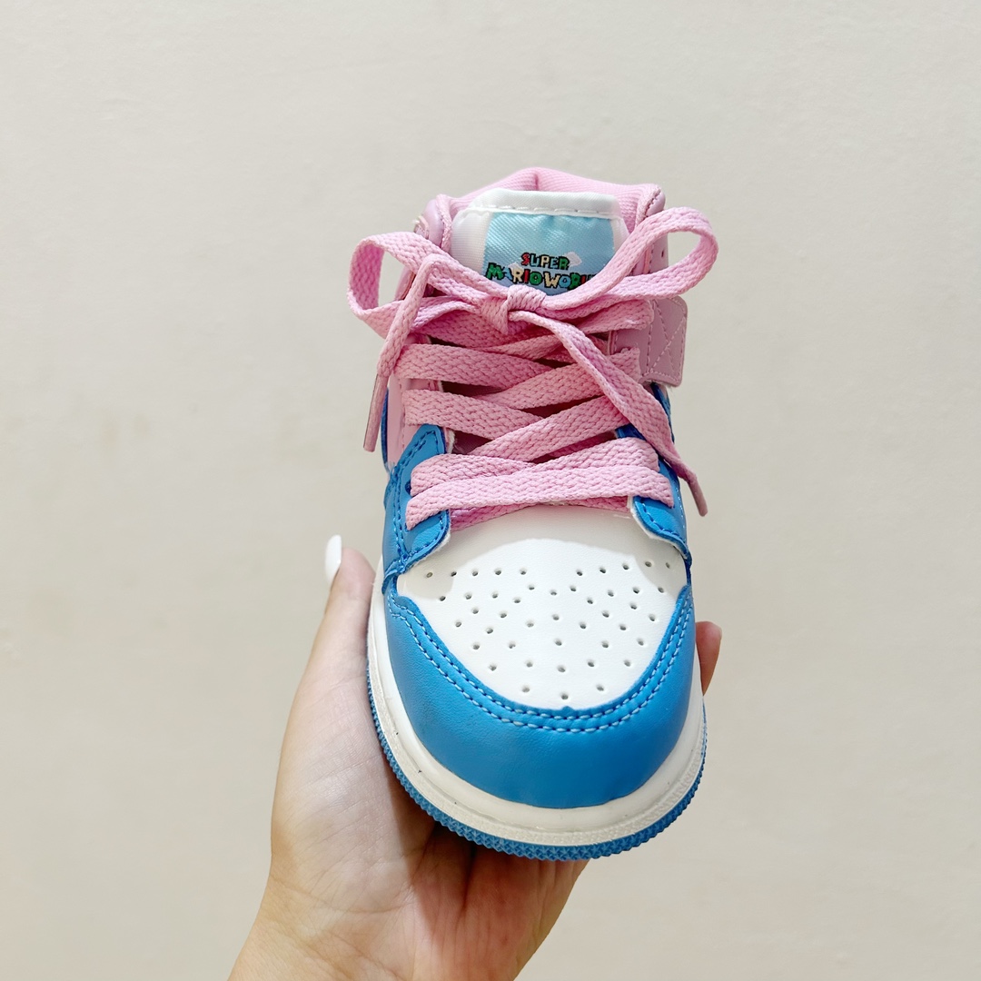 图片[2]-📍碧奇公主 👟 AJ1乔一超级玛丽联名中帮魔术贴童鞋，给孩子们的梦想平添一丝魔法✨ 这款鞋子融合了经典的AJ1乔一设计元素和超级玛丽爱好者的心愿，时尚与童真完美结合。魔术贴设计，能让孩子们更自如地穿脱鞋子，让他们在活跃的运动中更加自信和舒适。 无论是玩耍还是上学，这款 AJ1乔一超级玛丽联名中帮魔术贴童鞋都能成为孩子们的最佳伙伴。它不仅仅是一双鞋子，更是一种对梦想的陪伴，让孩子们在成长的道路上勇敢地踏出每一步。 #AJ1乔一超级玛丽联名中帮魔术贴童鞋 #童年的最佳伙伴 #潮流与童真的完美合作-选品中心