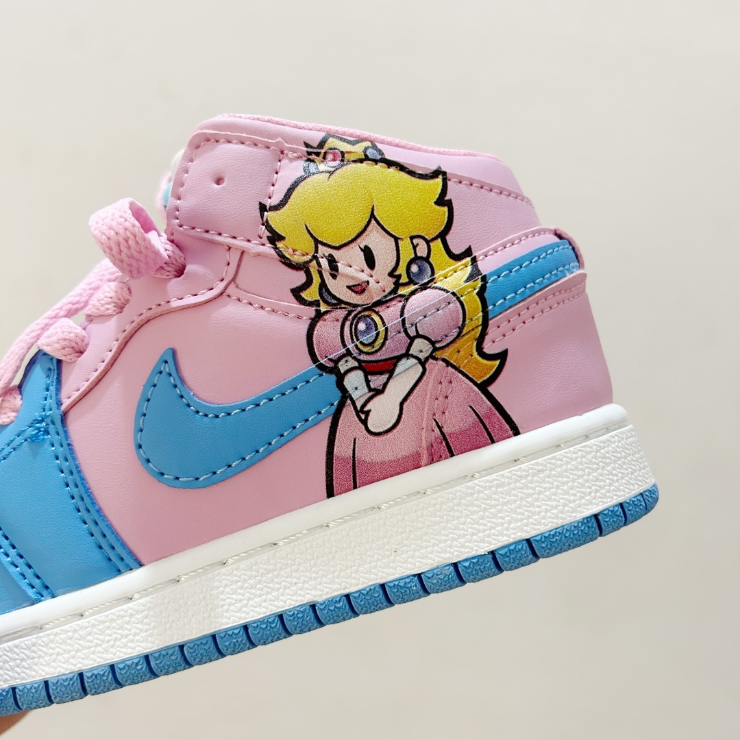 图片[7]-📍碧奇公主 👟 AJ1乔一超级玛丽联名中帮魔术贴童鞋，给孩子们的梦想平添一丝魔法✨ 这款鞋子融合了经典的AJ1乔一设计元素和超级玛丽爱好者的心愿，时尚与童真完美结合。魔术贴设计，能让孩子们更自如地穿脱鞋子，让他们在活跃的运动中更加自信和舒适。 无论是玩耍还是上学，这款 AJ1乔一超级玛丽联名中帮魔术贴童鞋都能成为孩子们的最佳伙伴。它不仅仅是一双鞋子，更是一种对梦想的陪伴，让孩子们在成长的道路上勇敢地踏出每一步。 #AJ1乔一超级玛丽联名中帮魔术贴童鞋 #童年的最佳伙伴 #潮流与童真的完美合作-选品中心