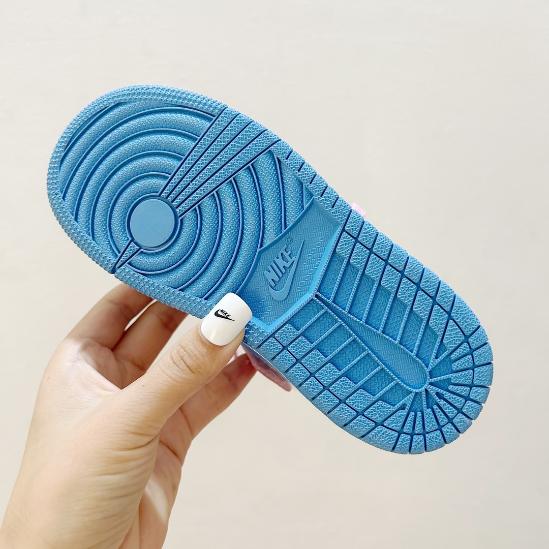 图片[8]-📍碧奇公主 👟 AJ1乔一超级玛丽联名中帮魔术贴童鞋，给孩子们的梦想平添一丝魔法✨ 这款鞋子融合了经典的AJ1乔一设计元素和超级玛丽爱好者的心愿，时尚与童真完美结合。魔术贴设计，能让孩子们更自如地穿脱鞋子，让他们在活跃的运动中更加自信和舒适。 无论是玩耍还是上学，这款 AJ1乔一超级玛丽联名中帮魔术贴童鞋都能成为孩子们的最佳伙伴。它不仅仅是一双鞋子，更是一种对梦想的陪伴，让孩子们在成长的道路上勇敢地踏出每一步。 #AJ1乔一超级玛丽联名中帮魔术贴童鞋 #童年的最佳伙伴 #潮流与童真的完美合作-选品中心