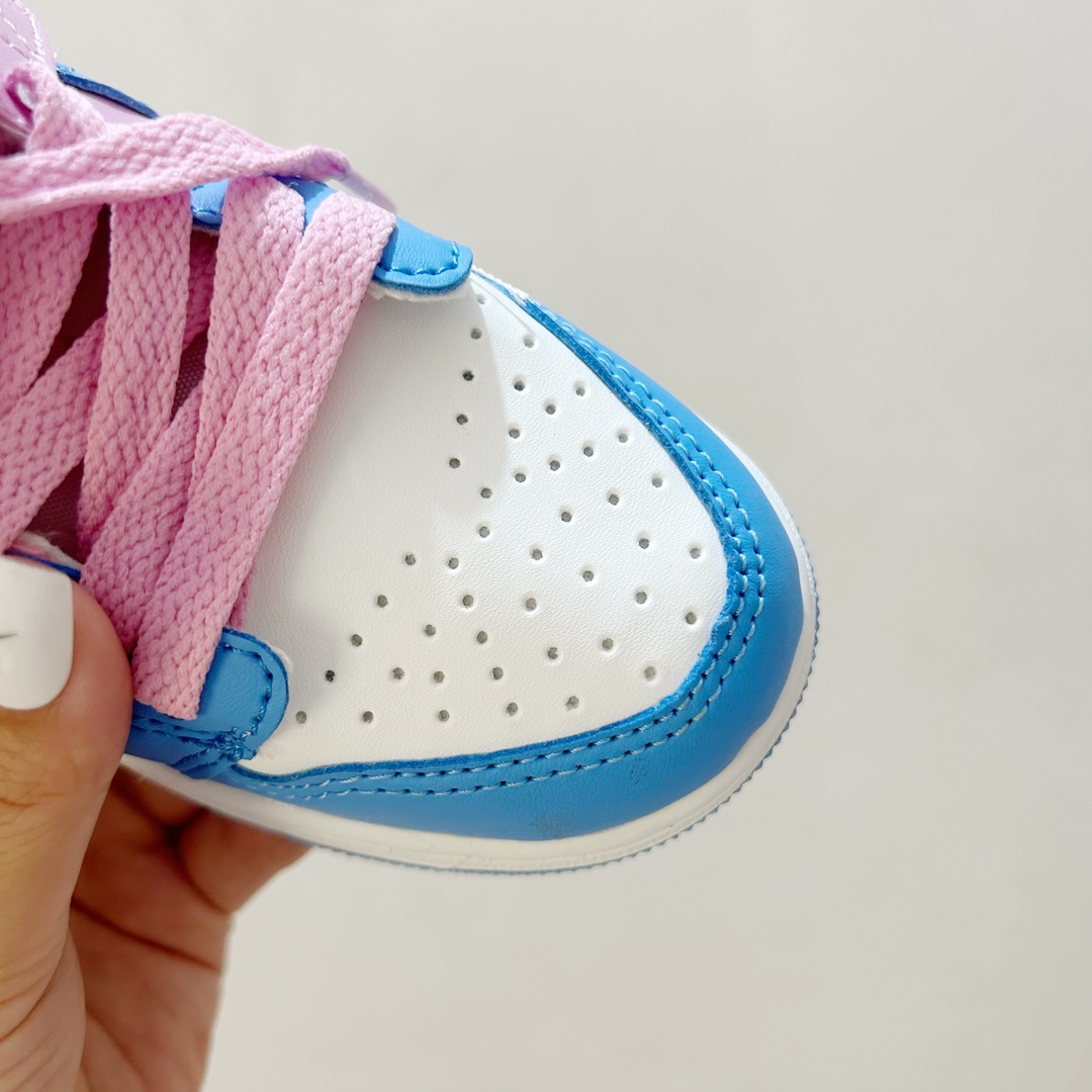 图片[4]-📍碧奇公主 👟 AJ1乔一超级玛丽联名中帮魔术贴童鞋，给孩子们的梦想平添一丝魔法✨ 这款鞋子融合了经典的AJ1乔一设计元素和超级玛丽爱好者的心愿，时尚与童真完美结合。魔术贴设计，能让孩子们更自如地穿脱鞋子，让他们在活跃的运动中更加自信和舒适。 无论是玩耍还是上学，这款 AJ1乔一超级玛丽联名中帮魔术贴童鞋都能成为孩子们的最佳伙伴。它不仅仅是一双鞋子，更是一种对梦想的陪伴，让孩子们在成长的道路上勇敢地踏出每一步。 #AJ1乔一超级玛丽联名中帮魔术贴童鞋 #童年的最佳伙伴 #潮流与童真的完美合作-选品中心