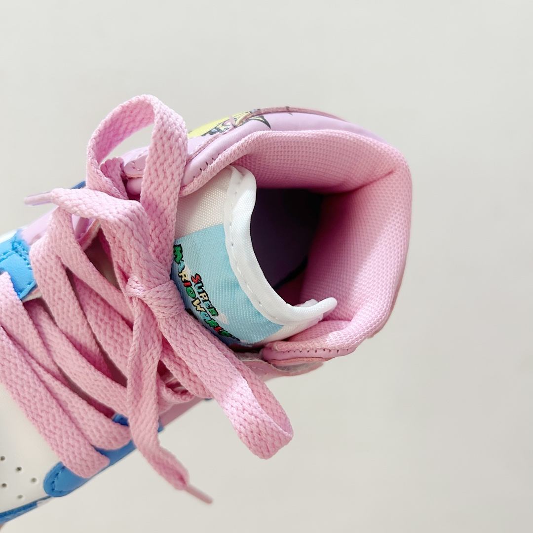 图片[6]-📍碧奇公主 👟 AJ1乔一超级玛丽联名中帮魔术贴童鞋，给孩子们的梦想平添一丝魔法✨ 这款鞋子融合了经典的AJ1乔一设计元素和超级玛丽爱好者的心愿，时尚与童真完美结合。魔术贴设计，能让孩子们更自如地穿脱鞋子，让他们在活跃的运动中更加自信和舒适。 无论是玩耍还是上学，这款 AJ1乔一超级玛丽联名中帮魔术贴童鞋都能成为孩子们的最佳伙伴。它不仅仅是一双鞋子，更是一种对梦想的陪伴，让孩子们在成长的道路上勇敢地踏出每一步。 #AJ1乔一超级玛丽联名中帮魔术贴童鞋 #童年的最佳伙伴 #潮流与童真的完美合作-选品中心