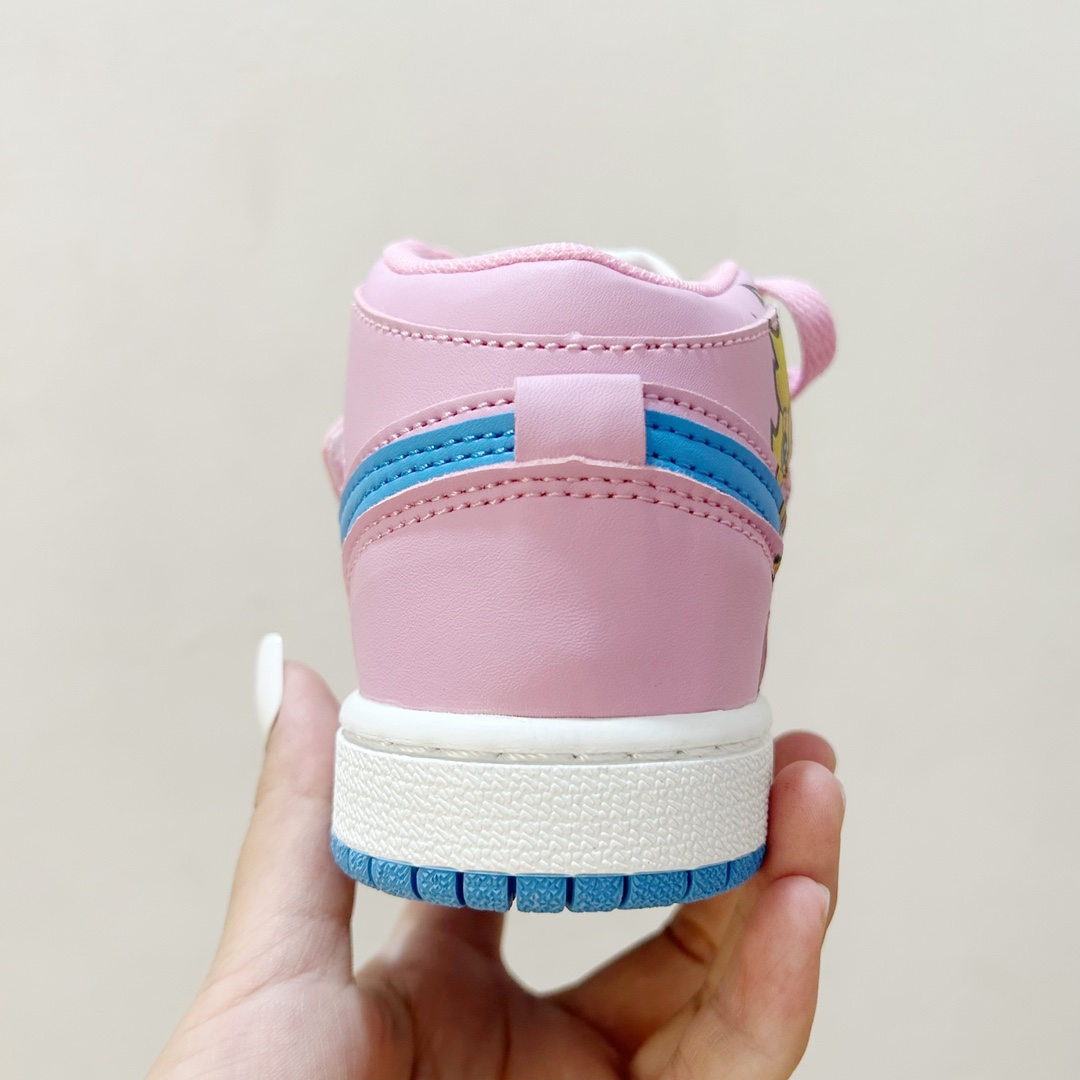 图片[5]-📍碧奇公主 👟 AJ1乔一超级玛丽联名中帮魔术贴童鞋，给孩子们的梦想平添一丝魔法✨ 这款鞋子融合了经典的AJ1乔一设计元素和超级玛丽爱好者的心愿，时尚与童真完美结合。魔术贴设计，能让孩子们更自如地穿脱鞋子，让他们在活跃的运动中更加自信和舒适。 无论是玩耍还是上学，这款 AJ1乔一超级玛丽联名中帮魔术贴童鞋都能成为孩子们的最佳伙伴。它不仅仅是一双鞋子，更是一种对梦想的陪伴，让孩子们在成长的道路上勇敢地踏出每一步。 #AJ1乔一超级玛丽联名中帮魔术贴童鞋 #童年的最佳伙伴 #潮流与童真的完美合作-选品中心