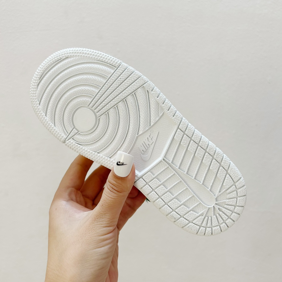 图片[8]-📍耀西 👟 AJ1乔一超级玛丽联名中帮魔术贴童鞋，给孩子们的梦想平添一丝魔法✨ 这款鞋子融合了经典的AJ1乔一设计元素和超级玛丽爱好者的心愿，时尚与童真完美结合。魔术贴设计，能让孩子们更自如地穿脱鞋子，让他们在活跃的运动中更加自信和舒适。 无论是玩耍还是上学，这款 AJ1乔一超级玛丽联名中帮魔术贴童鞋都能成为孩子们的最佳伙伴。它不仅仅是一双鞋子，更是一种对梦想的陪伴，让孩子们在成长的道路上勇敢地踏出每一步。 #AJ1乔一超级玛丽联名中帮魔术贴童鞋 #童年的最佳伙伴 #潮流与童真的完美合作-选品中心