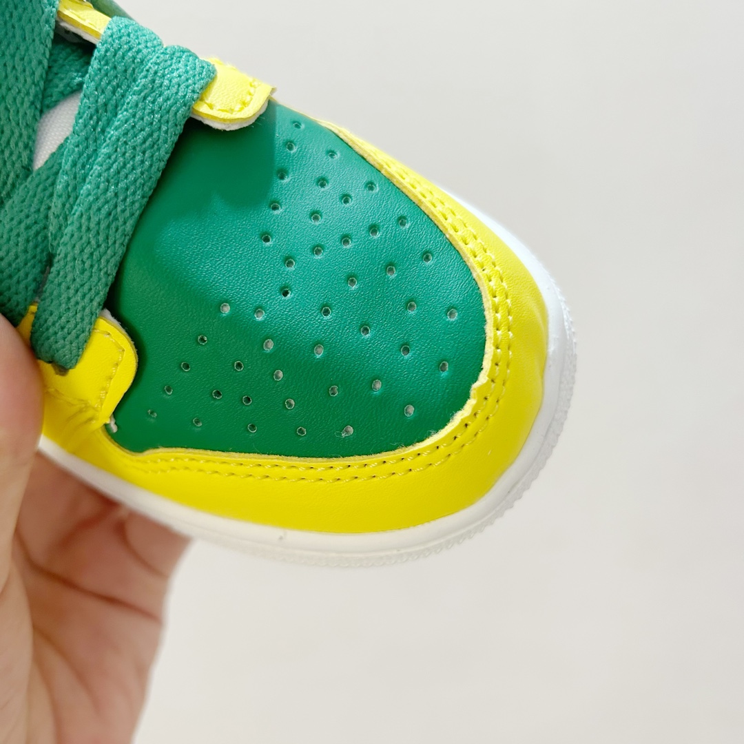 图片[4]-📍耀西 👟 AJ1乔一超级玛丽联名中帮魔术贴童鞋，给孩子们的梦想平添一丝魔法✨ 这款鞋子融合了经典的AJ1乔一设计元素和超级玛丽爱好者的心愿，时尚与童真完美结合。魔术贴设计，能让孩子们更自如地穿脱鞋子，让他们在活跃的运动中更加自信和舒适。 无论是玩耍还是上学，这款 AJ1乔一超级玛丽联名中帮魔术贴童鞋都能成为孩子们的最佳伙伴。它不仅仅是一双鞋子，更是一种对梦想的陪伴，让孩子们在成长的道路上勇敢地踏出每一步。 #AJ1乔一超级玛丽联名中帮魔术贴童鞋 #童年的最佳伙伴 #潮流与童真的完美合作-选品中心