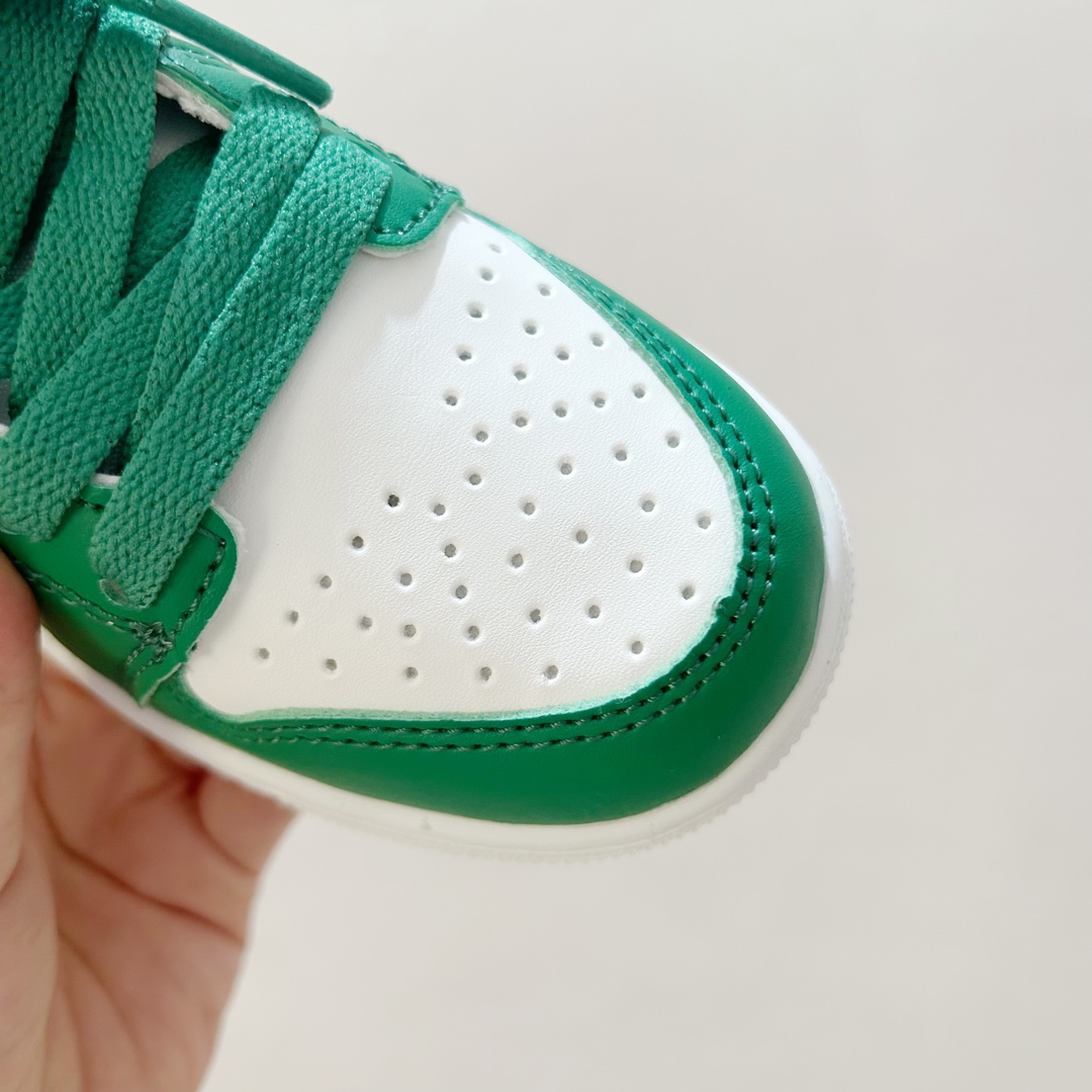 图片[4]-📍库巴 👟 AJ1乔一超级玛丽联名中帮魔术贴童鞋，给孩子们的梦想平添一丝魔法✨ 这款鞋子融合了经典的AJ1乔一设计元素和超级玛丽爱好者的心愿，时尚与童真完美结合。魔术贴设计，能让孩子们更自如地穿脱鞋子，让他们在活跃的运动中更加自信和舒适。 无论是玩耍还是上学，这款 AJ1乔一超级玛丽联名中帮魔术贴童鞋都能成为孩子们的最佳伙伴。它不仅仅是一双鞋子，更是一种对梦想的陪伴，让孩子们在成长的道路上勇敢地踏出每一步。 #AJ1乔一超级玛丽联名中帮魔术贴童鞋 #童年的最佳伙伴 #潮流与童真的完美合作-选品中心