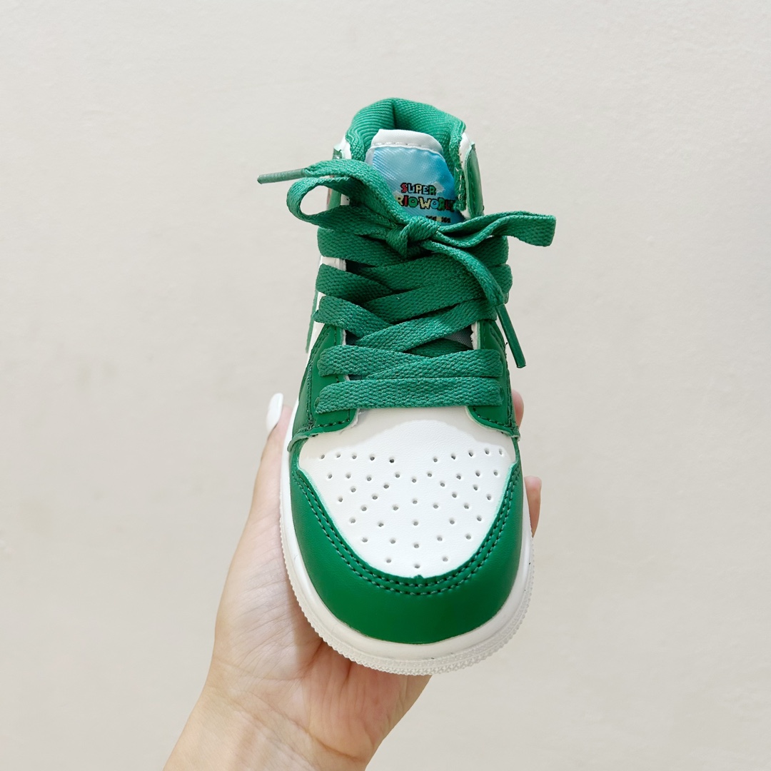 图片[2]-📍库巴 👟 AJ1乔一超级玛丽联名中帮魔术贴童鞋，给孩子们的梦想平添一丝魔法✨ 这款鞋子融合了经典的AJ1乔一设计元素和超级玛丽爱好者的心愿，时尚与童真完美结合。魔术贴设计，能让孩子们更自如地穿脱鞋子，让他们在活跃的运动中更加自信和舒适。 无论是玩耍还是上学，这款 AJ1乔一超级玛丽联名中帮魔术贴童鞋都能成为孩子们的最佳伙伴。它不仅仅是一双鞋子，更是一种对梦想的陪伴，让孩子们在成长的道路上勇敢地踏出每一步。 #AJ1乔一超级玛丽联名中帮魔术贴童鞋 #童年的最佳伙伴 #潮流与童真的完美合作-选品中心