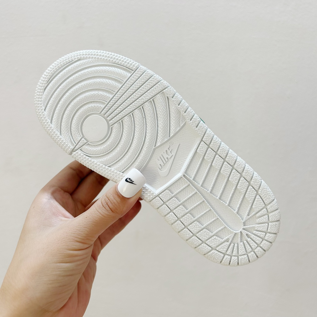 图片[8]-📍库巴 👟 AJ1乔一超级玛丽联名中帮魔术贴童鞋，给孩子们的梦想平添一丝魔法✨ 这款鞋子融合了经典的AJ1乔一设计元素和超级玛丽爱好者的心愿，时尚与童真完美结合。魔术贴设计，能让孩子们更自如地穿脱鞋子，让他们在活跃的运动中更加自信和舒适。 无论是玩耍还是上学，这款 AJ1乔一超级玛丽联名中帮魔术贴童鞋都能成为孩子们的最佳伙伴。它不仅仅是一双鞋子，更是一种对梦想的陪伴，让孩子们在成长的道路上勇敢地踏出每一步。 #AJ1乔一超级玛丽联名中帮魔术贴童鞋 #童年的最佳伙伴 #潮流与童真的完美合作-选品中心