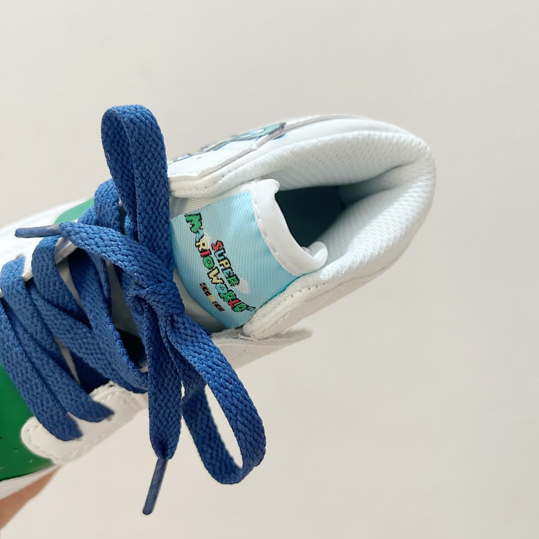 图片[6]-📍路易吉 👟 AJ1乔一超级玛丽联名中帮魔术贴童鞋，给孩子们的梦想平添一丝魔法✨ 这款鞋子融合了经典的AJ1乔一设计元素和超级玛丽爱好者的心愿，时尚与童真完美结合。魔术贴设计，能让孩子们更自如地穿脱鞋子，让他们在活跃的运动中更加自信和舒适。 无论是玩耍还是上学，这款 AJ1乔一超级玛丽联名中帮魔术贴童鞋都能成为孩子们的最佳伙伴。它不仅仅是一双鞋子，更是一种对梦想的陪伴，让孩子们在成长的道路上勇敢地踏出每一步。 #AJ1乔一超级玛丽联名中帮魔术贴童鞋 #童年的最佳伙伴 #潮流与童真的完美合作-选品中心