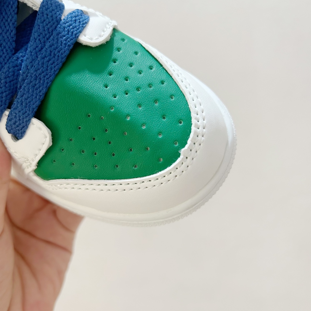 图片[4]-📍路易吉 👟 AJ1乔一超级玛丽联名中帮魔术贴童鞋，给孩子们的梦想平添一丝魔法✨ 这款鞋子融合了经典的AJ1乔一设计元素和超级玛丽爱好者的心愿，时尚与童真完美结合。魔术贴设计，能让孩子们更自如地穿脱鞋子，让他们在活跃的运动中更加自信和舒适。 无论是玩耍还是上学，这款 AJ1乔一超级玛丽联名中帮魔术贴童鞋都能成为孩子们的最佳伙伴。它不仅仅是一双鞋子，更是一种对梦想的陪伴，让孩子们在成长的道路上勇敢地踏出每一步。 #AJ1乔一超级玛丽联名中帮魔术贴童鞋 #童年的最佳伙伴 #潮流与童真的完美合作-选品中心