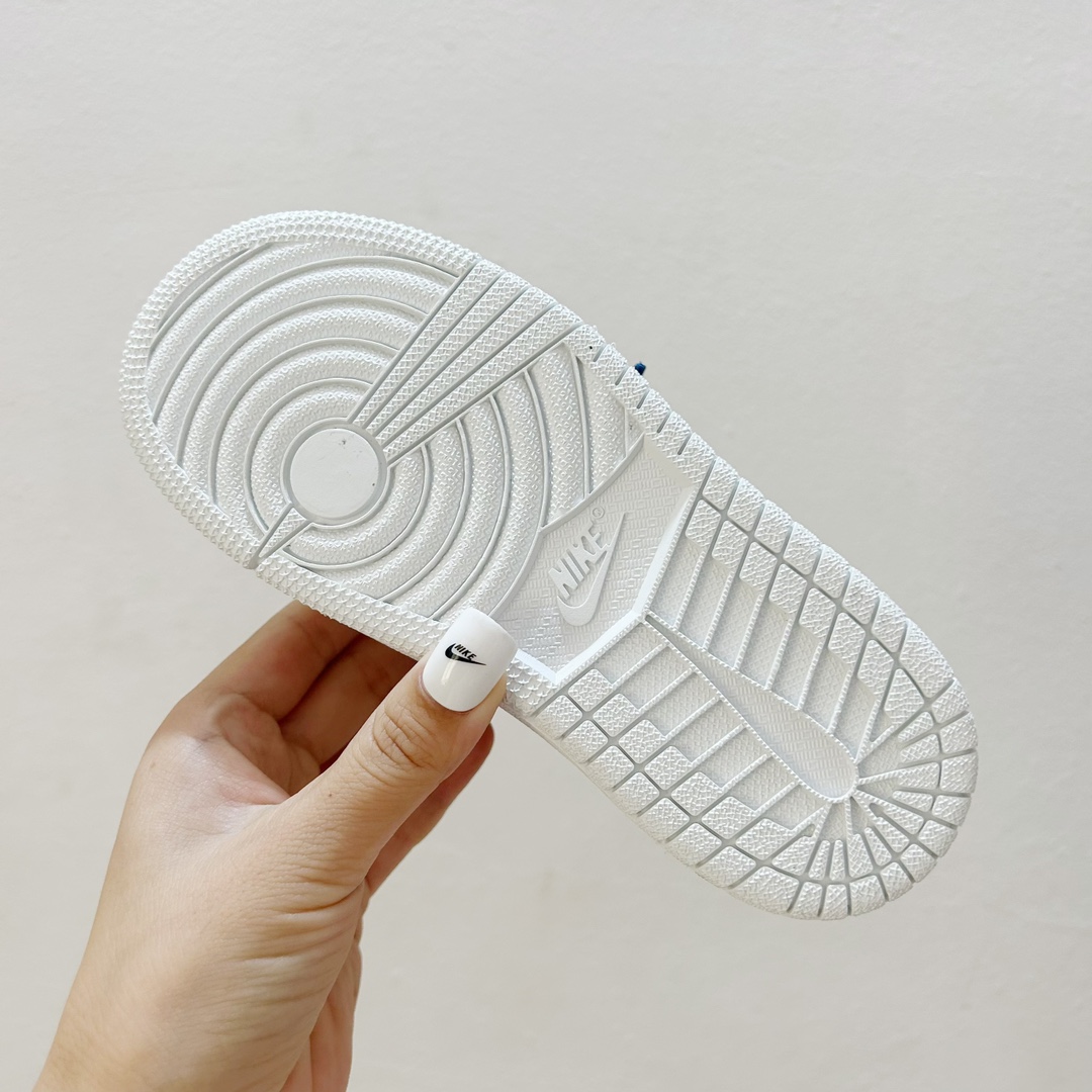 图片[8]-📍路易吉 👟 AJ1乔一超级玛丽联名中帮魔术贴童鞋，给孩子们的梦想平添一丝魔法✨ 这款鞋子融合了经典的AJ1乔一设计元素和超级玛丽爱好者的心愿，时尚与童真完美结合。魔术贴设计，能让孩子们更自如地穿脱鞋子，让他们在活跃的运动中更加自信和舒适。 无论是玩耍还是上学，这款 AJ1乔一超级玛丽联名中帮魔术贴童鞋都能成为孩子们的最佳伙伴。它不仅仅是一双鞋子，更是一种对梦想的陪伴，让孩子们在成长的道路上勇敢地踏出每一步。 #AJ1乔一超级玛丽联名中帮魔术贴童鞋 #童年的最佳伙伴 #潮流与童真的完美合作-选品中心