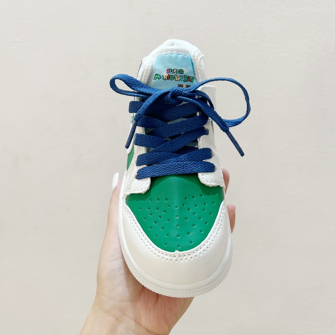 图片[2]-📍路易吉 👟 AJ1乔一超级玛丽联名中帮魔术贴童鞋，给孩子们的梦想平添一丝魔法✨ 这款鞋子融合了经典的AJ1乔一设计元素和超级玛丽爱好者的心愿，时尚与童真完美结合。魔术贴设计，能让孩子们更自如地穿脱鞋子，让他们在活跃的运动中更加自信和舒适。 无论是玩耍还是上学，这款 AJ1乔一超级玛丽联名中帮魔术贴童鞋都能成为孩子们的最佳伙伴。它不仅仅是一双鞋子，更是一种对梦想的陪伴，让孩子们在成长的道路上勇敢地踏出每一步。 #AJ1乔一超级玛丽联名中帮魔术贴童鞋 #童年的最佳伙伴 #潮流与童真的完美合作-选品中心