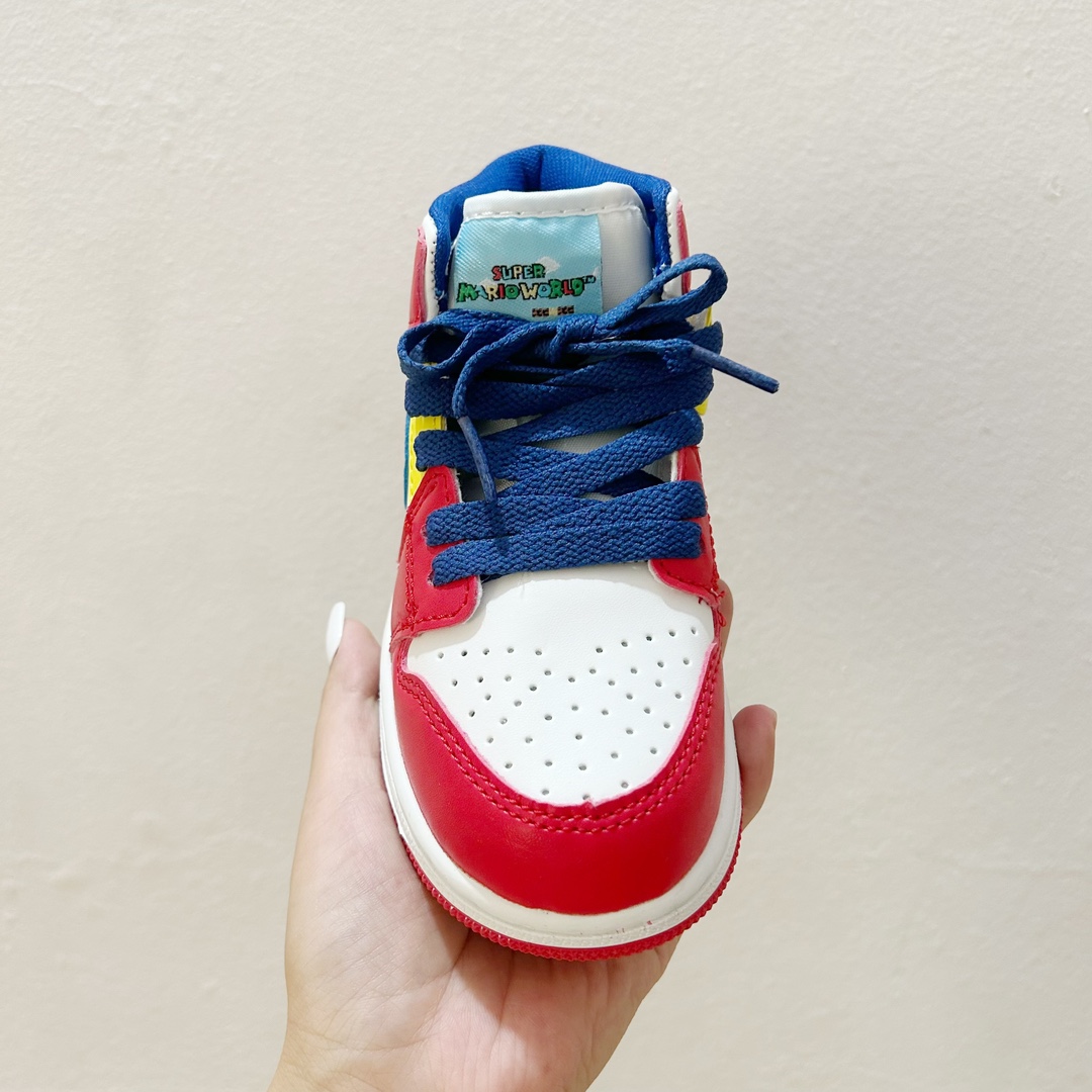 图片[2]-📍马里奥 👟 AJ1乔一超级玛丽联名中帮魔术贴童鞋，给孩子们的梦想平添一丝魔法✨ 这款鞋子融合了经典的AJ1乔一设计元素和超级玛丽爱好者的心愿，时尚与童真完美结合。魔术贴设计，能让孩子们更自如地穿脱鞋子，让他们在活跃的运动中更加自信和舒适。 无论是玩耍还是上学，这款 AJ1乔一超级玛丽联名中帮魔术贴童鞋都能成为孩子们的最佳伙伴。它不仅仅是一双鞋子，更是一种对梦想的陪伴，让孩子们在成长的道路上勇敢地踏出每一步。 #AJ1乔一超级玛丽联名中帮魔术贴童鞋 #童年的最佳伙伴 #潮流与童真的完美合作-选品中心