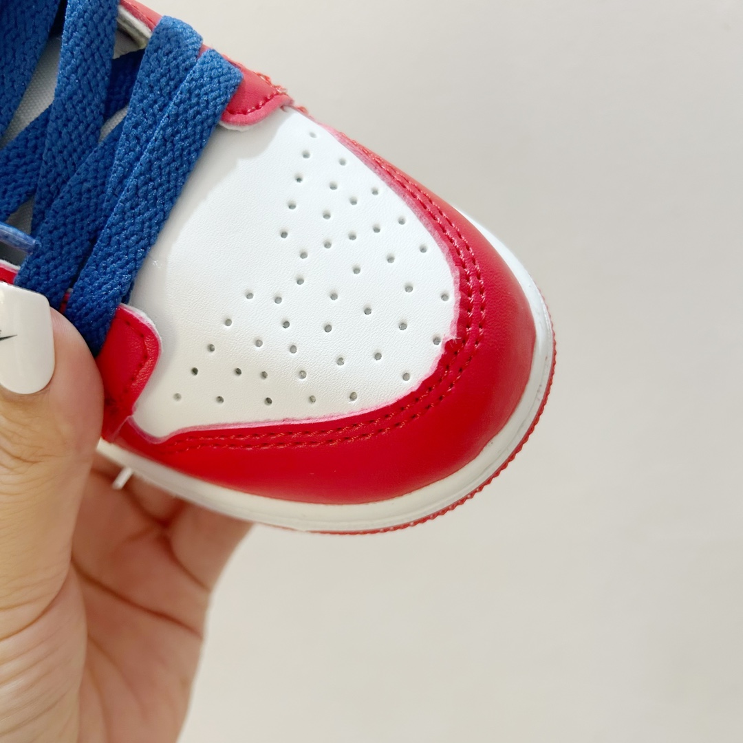 图片[4]-📍马里奥 👟 AJ1乔一超级玛丽联名中帮魔术贴童鞋，给孩子们的梦想平添一丝魔法✨ 这款鞋子融合了经典的AJ1乔一设计元素和超级玛丽爱好者的心愿，时尚与童真完美结合。魔术贴设计，能让孩子们更自如地穿脱鞋子，让他们在活跃的运动中更加自信和舒适。 无论是玩耍还是上学，这款 AJ1乔一超级玛丽联名中帮魔术贴童鞋都能成为孩子们的最佳伙伴。它不仅仅是一双鞋子，更是一种对梦想的陪伴，让孩子们在成长的道路上勇敢地踏出每一步。 #AJ1乔一超级玛丽联名中帮魔术贴童鞋 #童年的最佳伙伴 #潮流与童真的完美合作-选品中心