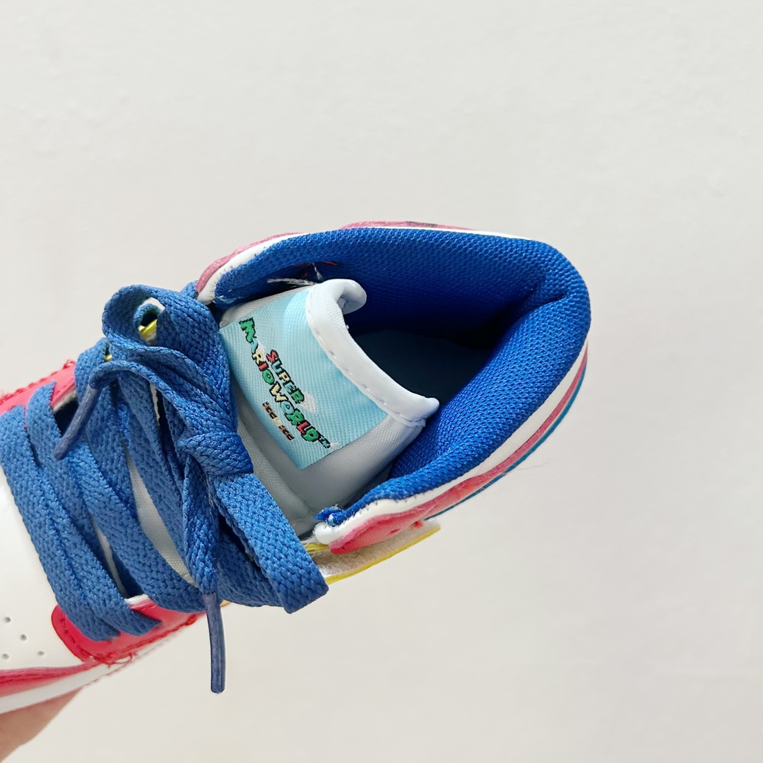 图片[6]-📍马里奥 👟 AJ1乔一超级玛丽联名中帮魔术贴童鞋，给孩子们的梦想平添一丝魔法✨ 这款鞋子融合了经典的AJ1乔一设计元素和超级玛丽爱好者的心愿，时尚与童真完美结合。魔术贴设计，能让孩子们更自如地穿脱鞋子，让他们在活跃的运动中更加自信和舒适。 无论是玩耍还是上学，这款 AJ1乔一超级玛丽联名中帮魔术贴童鞋都能成为孩子们的最佳伙伴。它不仅仅是一双鞋子，更是一种对梦想的陪伴，让孩子们在成长的道路上勇敢地踏出每一步。 #AJ1乔一超级玛丽联名中帮魔术贴童鞋 #童年的最佳伙伴 #潮流与童真的完美合作-选品中心