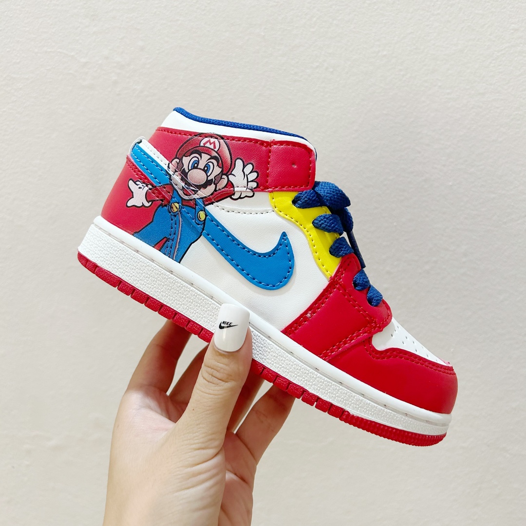 📍马里奥 👟 AJ1乔一超级玛丽联名中帮魔术贴童鞋，给孩子们的梦想平添一丝魔法✨ 这款鞋子融合了经典的AJ1乔一设计元素和超级玛丽爱好者的心愿，时尚与童真完美结合。魔术贴设计，能让孩子们更自如地穿脱鞋子，让他们在活跃的运动中更加自信和舒适。 无论是玩耍还是上学，这款 AJ1乔一超级玛丽联名中帮魔术贴童鞋都能成为孩子们的最佳伙伴。它不仅仅是一双鞋子，更是一种对梦想的陪伴，让孩子们在成长的道路上勇敢地踏出每一步。 #AJ1乔一超级玛丽联名中帮魔术贴童鞋 #童年的最佳伙伴 #潮流与童真的完美合作-选品中心