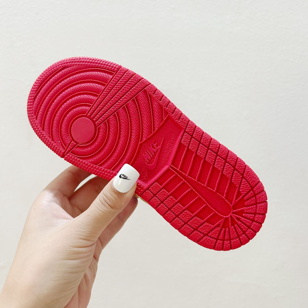 图片[8]-📍马里奥 👟 AJ1乔一超级玛丽联名中帮魔术贴童鞋，给孩子们的梦想平添一丝魔法✨ 这款鞋子融合了经典的AJ1乔一设计元素和超级玛丽爱好者的心愿，时尚与童真完美结合。魔术贴设计，能让孩子们更自如地穿脱鞋子，让他们在活跃的运动中更加自信和舒适。 无论是玩耍还是上学，这款 AJ1乔一超级玛丽联名中帮魔术贴童鞋都能成为孩子们的最佳伙伴。它不仅仅是一双鞋子，更是一种对梦想的陪伴，让孩子们在成长的道路上勇敢地踏出每一步。 #AJ1乔一超级玛丽联名中帮魔术贴童鞋 #童年的最佳伙伴 #潮流与童真的完美合作-选品中心