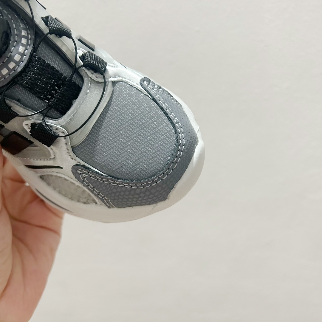 图片[4]-📍银灰色 AD旋转纽扣儿童老爹鞋 尺码：28-37码 旋转扣设计，方便小朋友穿脱，鞋身超多透气孔包裹性舒适度拉满！中底设计不光提高整体颜值，还让脚感更软弹！运动一定要穿它！脚感绝了！-选品中心