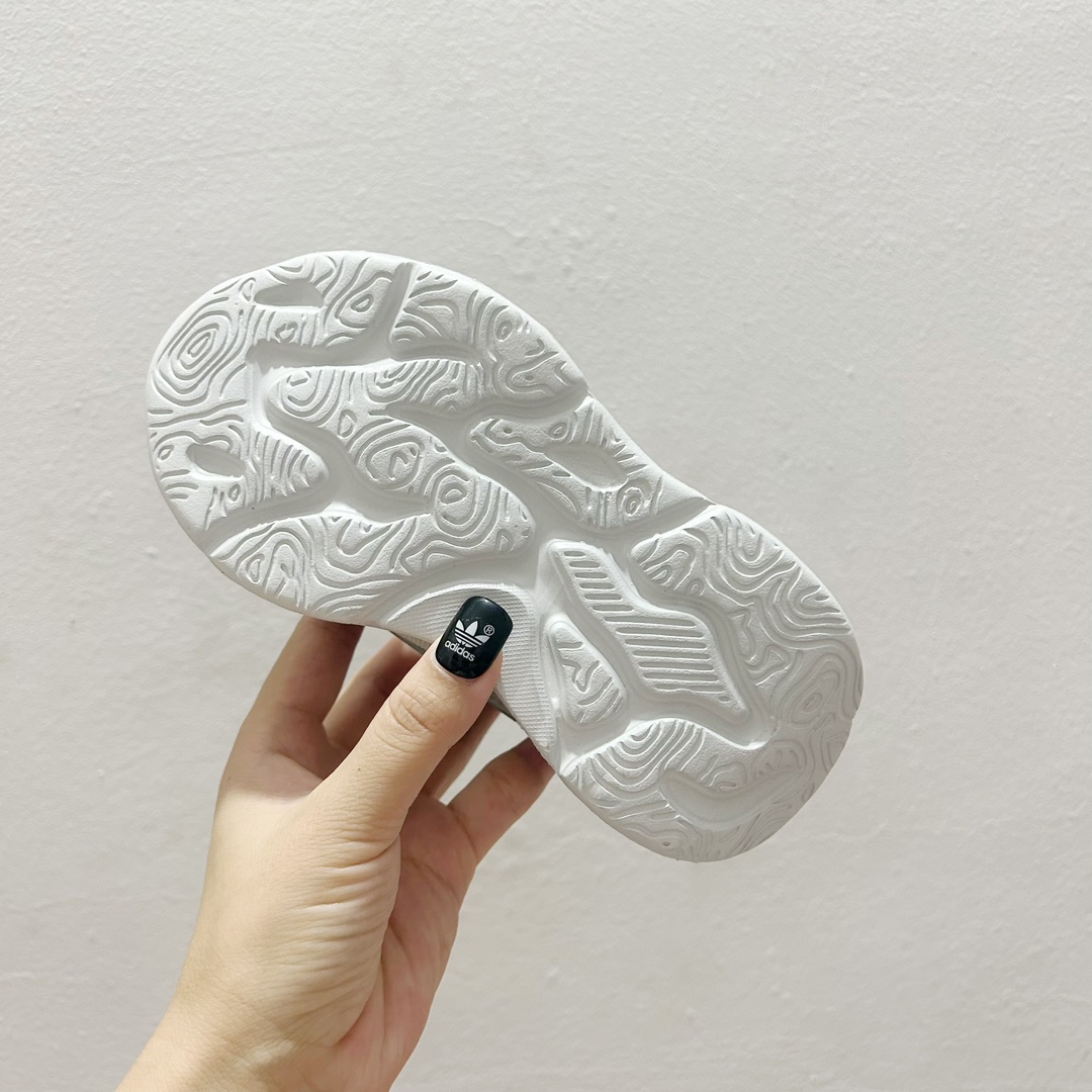 图片[8]-📍银灰色 AD旋转纽扣儿童老爹鞋 尺码：28-37码 旋转扣设计，方便小朋友穿脱，鞋身超多透气孔包裹性舒适度拉满！中底设计不光提高整体颜值，还让脚感更软弹！运动一定要穿它！脚感绝了！-选品中心