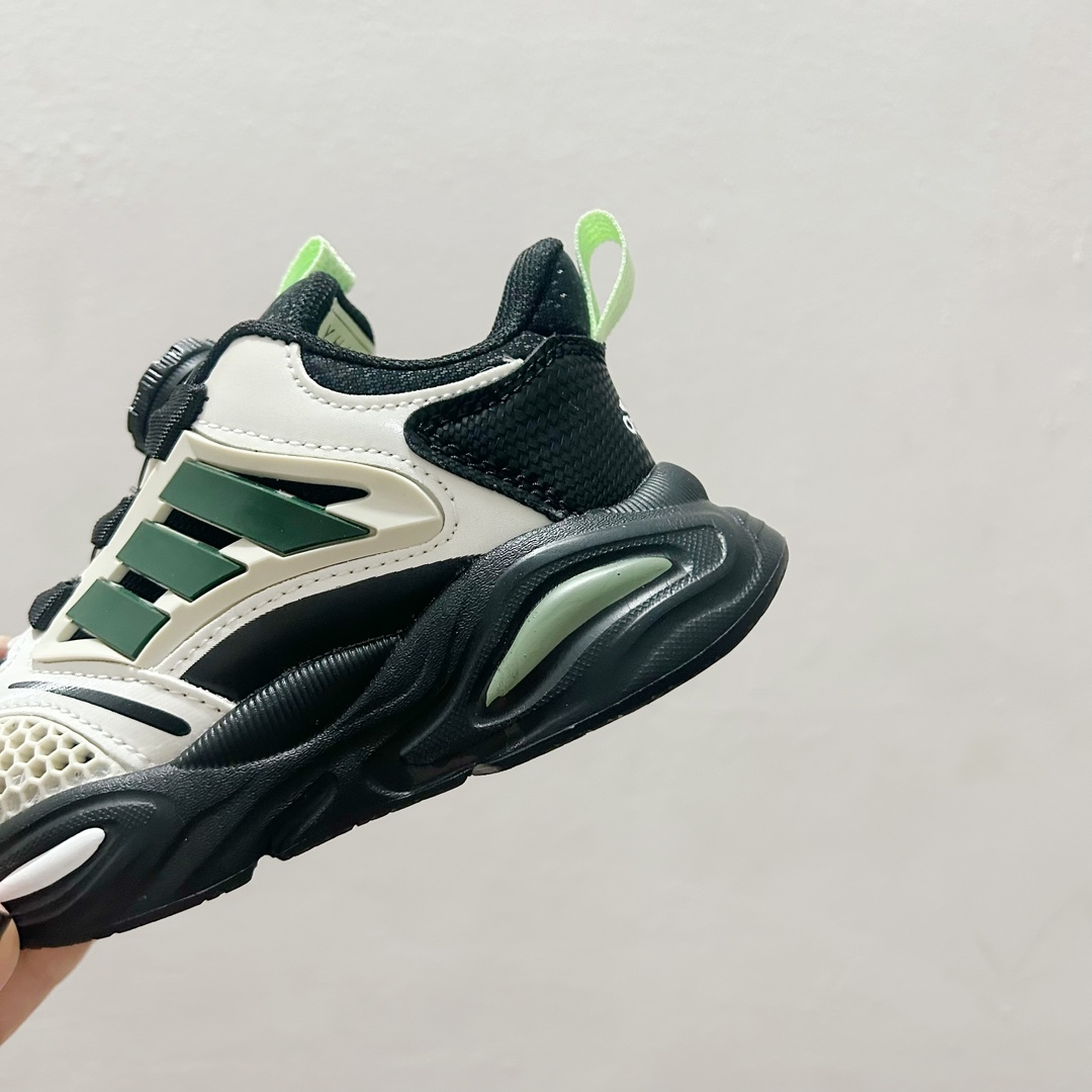 图片[7]-📍白黑绿 AD旋转纽扣儿童老爹鞋 尺码：28-37码 旋转扣设计，方便小朋友穿脱，鞋身超多透气孔包裹性舒适度拉满！中底设计不光提高整体颜值，还让脚感更软弹！运动一定要穿它！脚感绝了！-选品中心