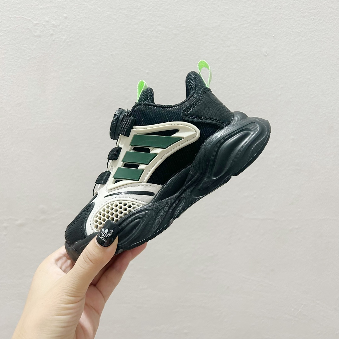 图片[3]-📍白黑绿 AD旋转纽扣儿童老爹鞋 尺码：28-37码 旋转扣设计，方便小朋友穿脱，鞋身超多透气孔包裹性舒适度拉满！中底设计不光提高整体颜值，还让脚感更软弹！运动一定要穿它！脚感绝了！-选品中心