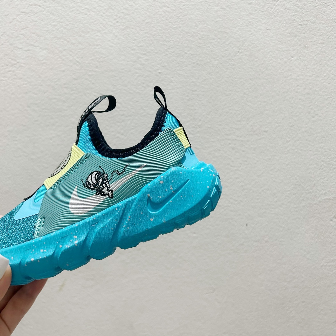 图片[7]-📍300外星人 NK赤足一脚蹬儿童跑步鞋🦶 尺码：23.5-37码 充满活力与朝气的配色😍 一脚蹬款式超级好穿[得意] 耐磨防滑大底，脚感超赞👍🏻 脚面和后跟处都增加了弹力松紧带，防止掉鞋，同时脚背高的宝宝不用担心压脚面~👏给予宝宝在成长中的双脚保护性和灵动感受！💗-选品中心