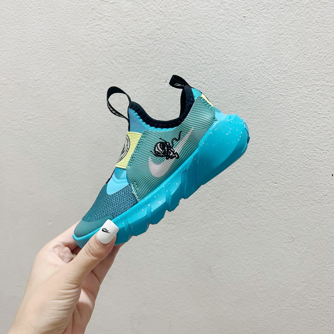 图片[3]-📍300外星人 NK赤足一脚蹬儿童跑步鞋🦶 尺码：23.5-37码 充满活力与朝气的配色😍 一脚蹬款式超级好穿[得意] 耐磨防滑大底，脚感超赞👍🏻 脚面和后跟处都增加了弹力松紧带，防止掉鞋，同时脚背高的宝宝不用担心压脚面~👏给予宝宝在成长中的双脚保护性和灵动感受！💗-选品中心