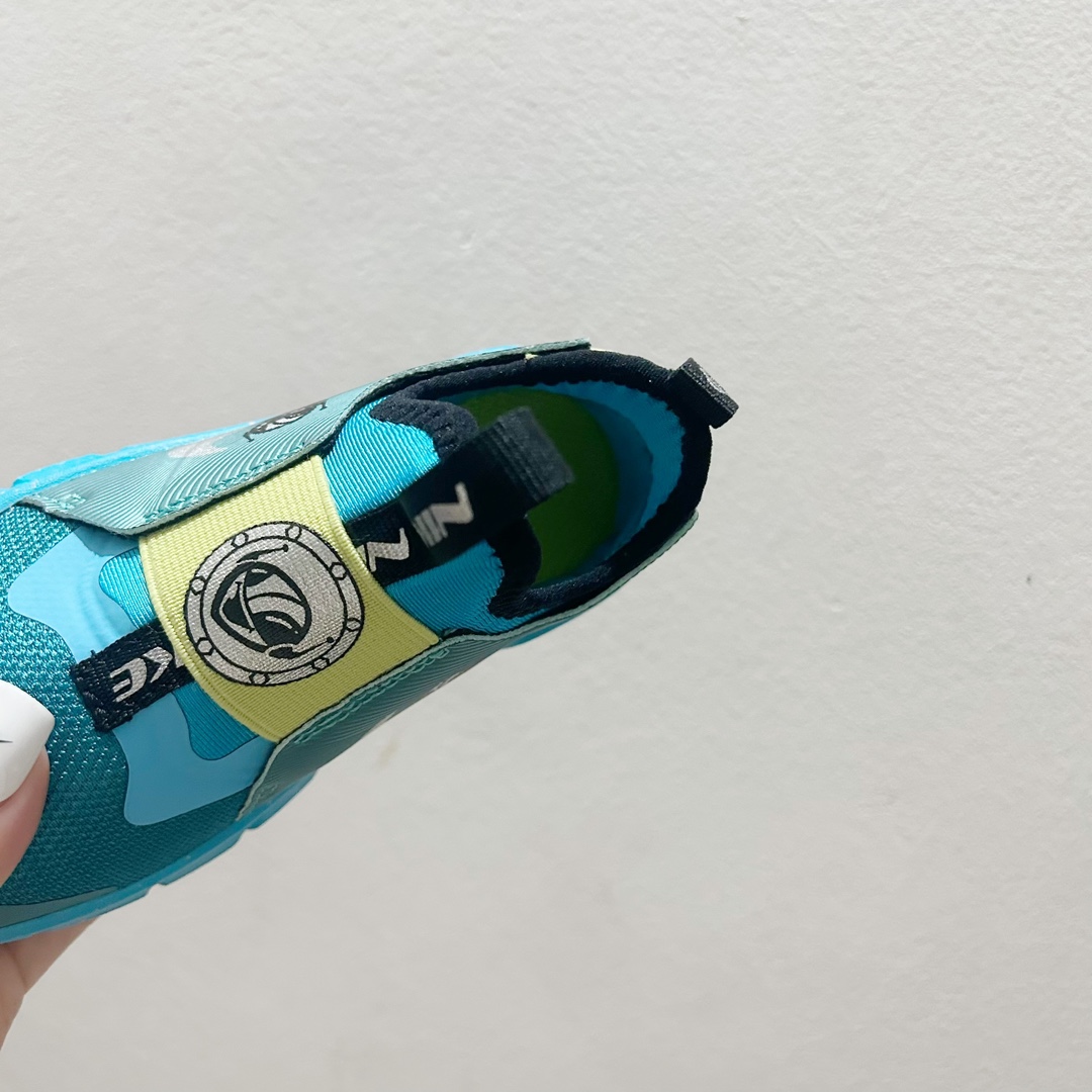 图片[6]-📍300外星人 NK赤足一脚蹬儿童跑步鞋🦶 尺码：23.5-37码 充满活力与朝气的配色😍 一脚蹬款式超级好穿[得意] 耐磨防滑大底，脚感超赞👍🏻 脚面和后跟处都增加了弹力松紧带，防止掉鞋，同时脚背高的宝宝不用担心压脚面~👏给予宝宝在成长中的双脚保护性和灵动感受！💗-选品中心