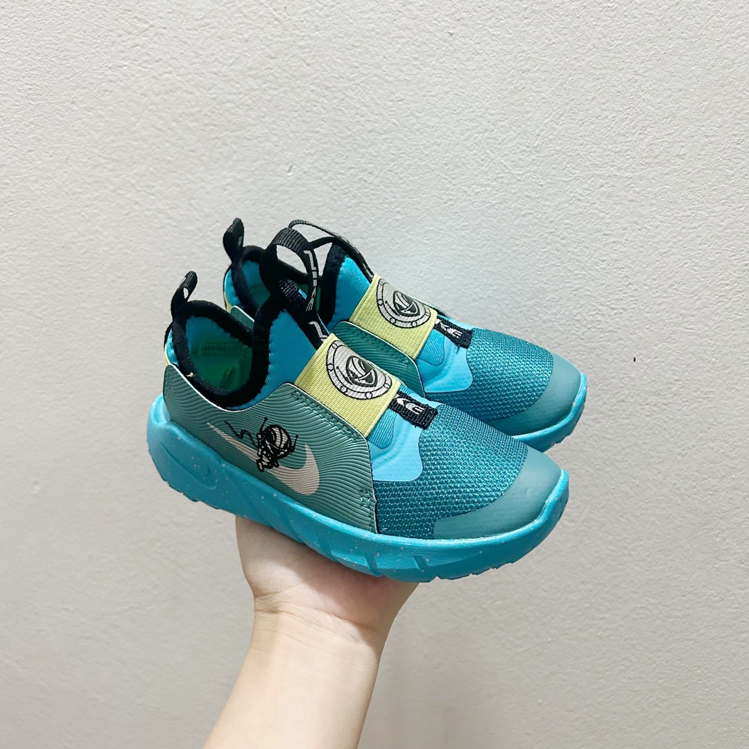 图片[9]-📍300外星人 NK赤足一脚蹬儿童跑步鞋🦶 尺码：23.5-37码 充满活力与朝气的配色😍 一脚蹬款式超级好穿[得意] 耐磨防滑大底，脚感超赞👍🏻 脚面和后跟处都增加了弹力松紧带，防止掉鞋，同时脚背高的宝宝不用担心压脚面~👏给予宝宝在成长中的双脚保护性和灵动感受！💗-选品中心