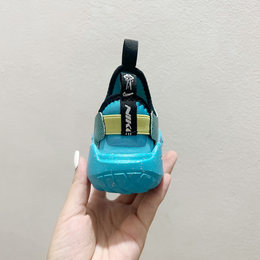 图片[5]-📍300外星人 NK赤足一脚蹬儿童跑步鞋🦶 尺码：23.5-37码 充满活力与朝气的配色😍 一脚蹬款式超级好穿[得意] 耐磨防滑大底，脚感超赞👍🏻 脚面和后跟处都增加了弹力松紧带，防止掉鞋，同时脚背高的宝宝不用担心压脚面~👏给予宝宝在成长中的双脚保护性和灵动感受！💗-选品中心