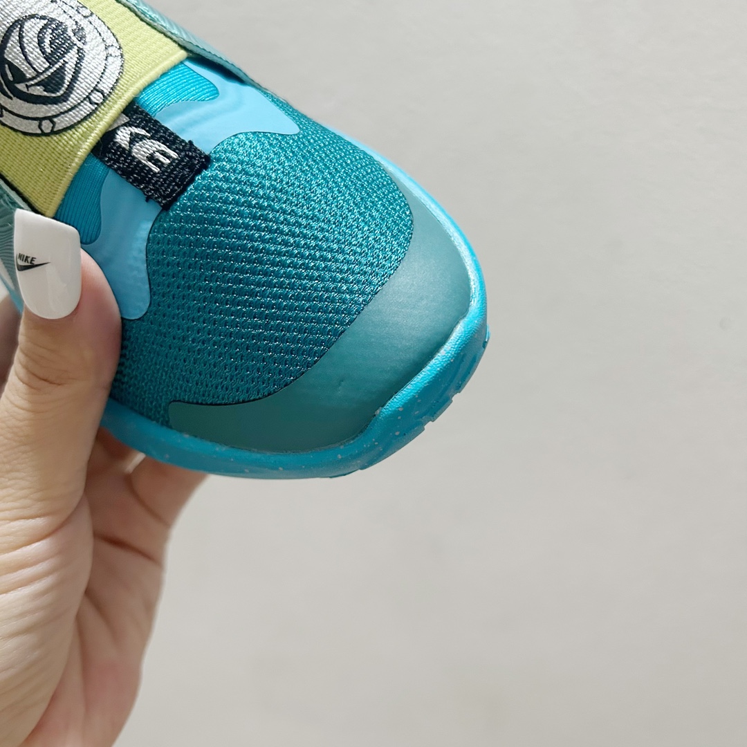 图片[4]-📍300外星人 NK赤足一脚蹬儿童跑步鞋🦶 尺码：23.5-37码 充满活力与朝气的配色😍 一脚蹬款式超级好穿[得意] 耐磨防滑大底，脚感超赞👍🏻 脚面和后跟处都增加了弹力松紧带，防止掉鞋，同时脚背高的宝宝不用担心压脚面~👏给予宝宝在成长中的双脚保护性和灵动感受！💗-选品中心