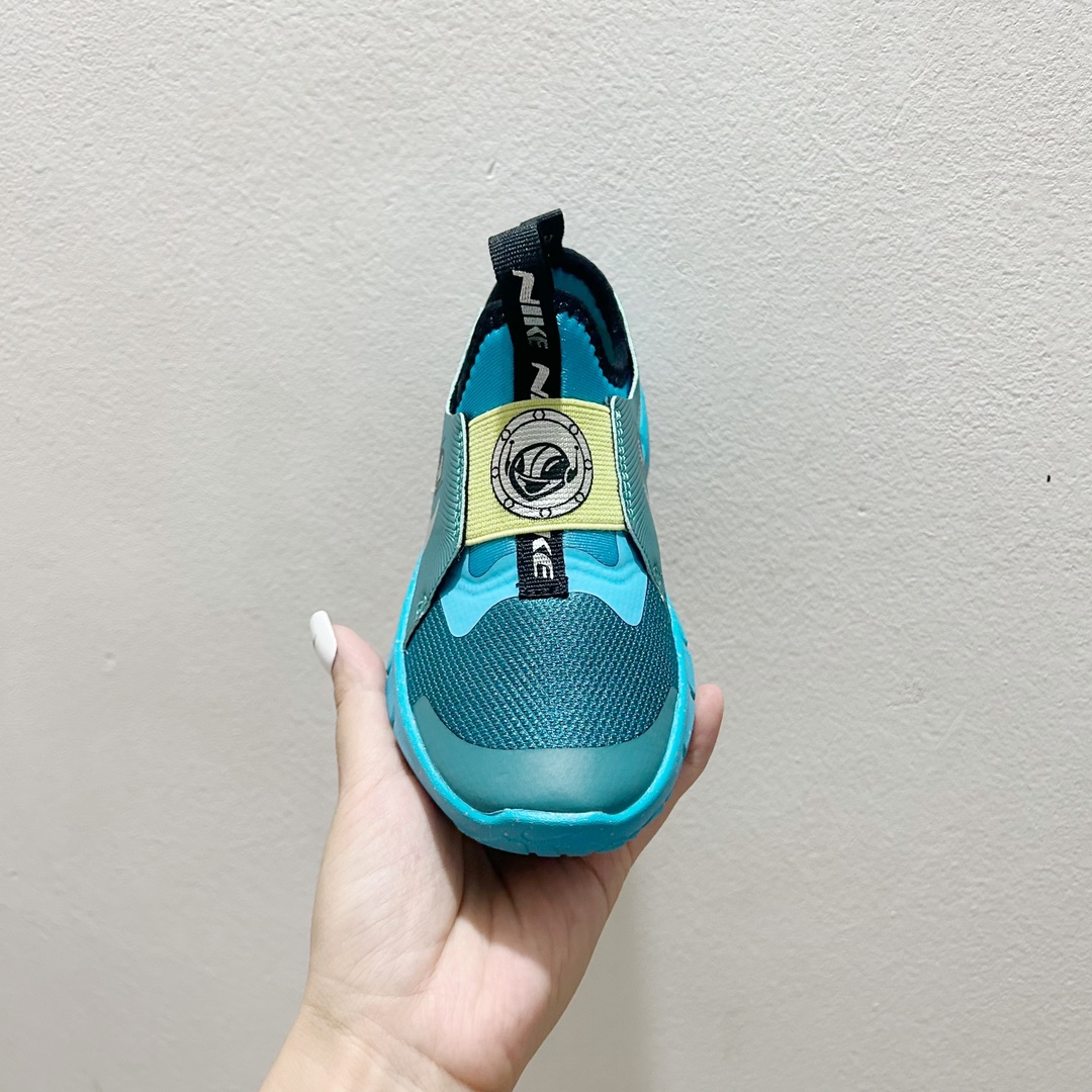 图片[2]-📍300外星人 NK赤足一脚蹬儿童跑步鞋🦶 尺码：23.5-37码 充满活力与朝气的配色😍 一脚蹬款式超级好穿[得意] 耐磨防滑大底，脚感超赞👍🏻 脚面和后跟处都增加了弹力松紧带，防止掉鞋，同时脚背高的宝宝不用担心压脚面~👏给予宝宝在成长中的双脚保护性和灵动感受！💗-选品中心