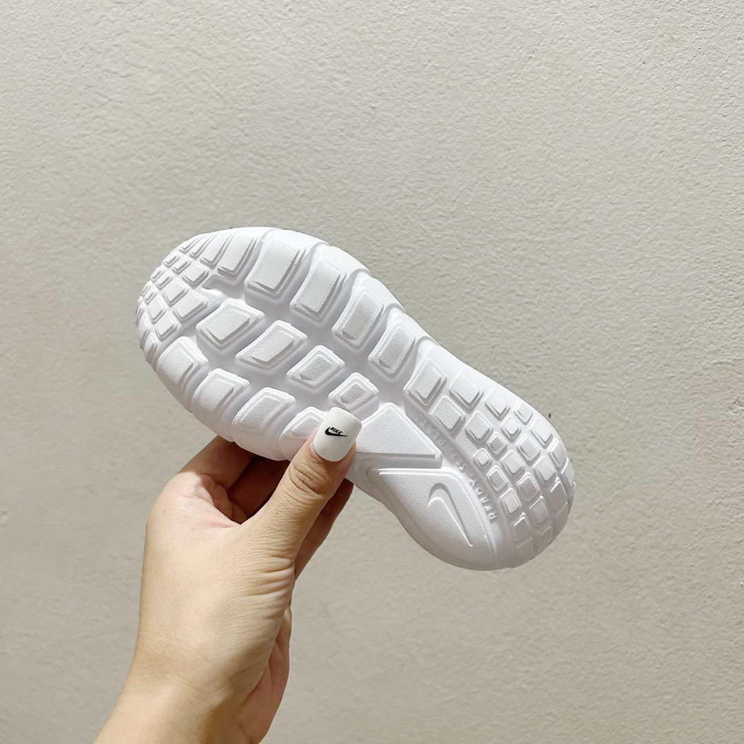 图片[8]-📍001黑白涂鸦 NK赤足一脚蹬儿童跑步鞋🦶 尺码：23.5-37码 充满活力与朝气的配色😍 一脚蹬款式超级好穿[得意] 耐磨防滑大底，脚感超赞👍🏻 脚面和后跟处都增加了弹力松紧带，防止掉鞋，同时脚背高的宝宝不用担心压脚面~👏给予宝宝在成长中的双脚保护性和灵动感受！💗-选品中心