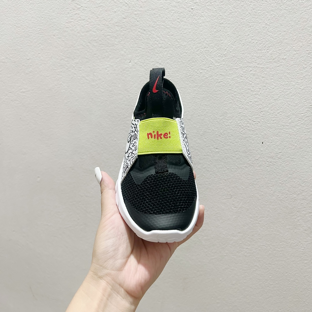 图片[2]-📍001黑白涂鸦 NK赤足一脚蹬儿童跑步鞋🦶 尺码：23.5-37码 充满活力与朝气的配色😍 一脚蹬款式超级好穿[得意] 耐磨防滑大底，脚感超赞👍🏻 脚面和后跟处都增加了弹力松紧带，防止掉鞋，同时脚背高的宝宝不用担心压脚面~👏给予宝宝在成长中的双脚保护性和灵动感受！💗-选品中心