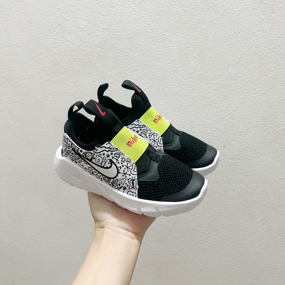 图片[9]-📍001黑白涂鸦 NK赤足一脚蹬儿童跑步鞋🦶 尺码：23.5-37码 充满活力与朝气的配色😍 一脚蹬款式超级好穿[得意] 耐磨防滑大底，脚感超赞👍🏻 脚面和后跟处都增加了弹力松紧带，防止掉鞋，同时脚背高的宝宝不用担心压脚面~👏给予宝宝在成长中的双脚保护性和灵动感受！💗-选品中心