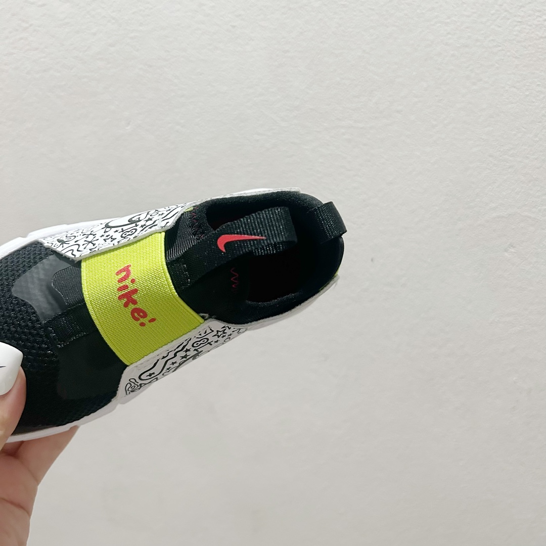 图片[6]-📍001黑白涂鸦 NK赤足一脚蹬儿童跑步鞋🦶 尺码：23.5-37码 充满活力与朝气的配色😍 一脚蹬款式超级好穿[得意] 耐磨防滑大底，脚感超赞👍🏻 脚面和后跟处都增加了弹力松紧带，防止掉鞋，同时脚背高的宝宝不用担心压脚面~👏给予宝宝在成长中的双脚保护性和灵动感受！💗-选品中心