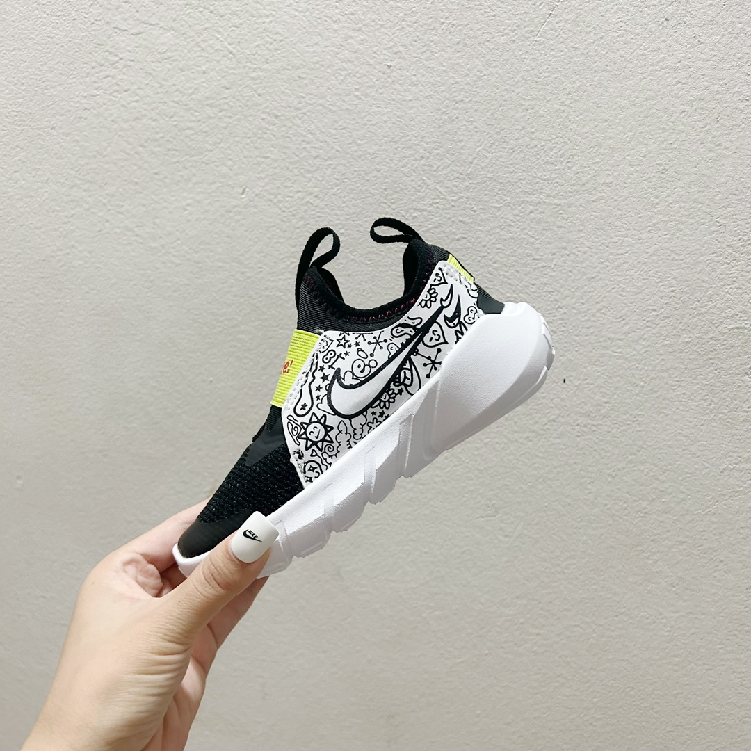 图片[3]-📍001黑白涂鸦 NK赤足一脚蹬儿童跑步鞋🦶 尺码：23.5-37码 充满活力与朝气的配色😍 一脚蹬款式超级好穿[得意] 耐磨防滑大底，脚感超赞👍🏻 脚面和后跟处都增加了弹力松紧带，防止掉鞋，同时脚背高的宝宝不用担心压脚面~👏给予宝宝在成长中的双脚保护性和灵动感受！💗-选品中心